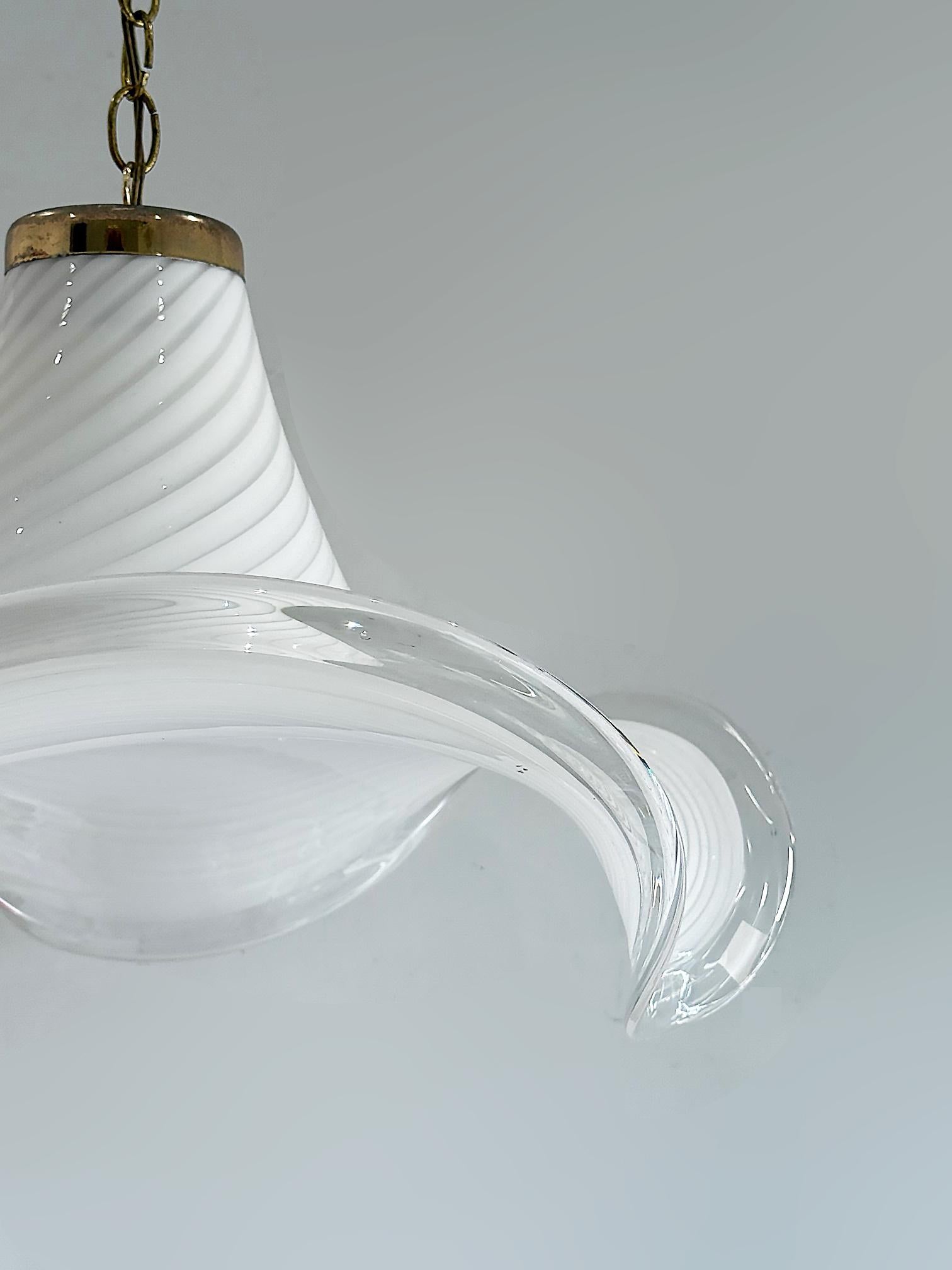 Italiano Lampadario a sospensione in vetro di Murano soffiato a mano della metà del secolo scorso in vendita