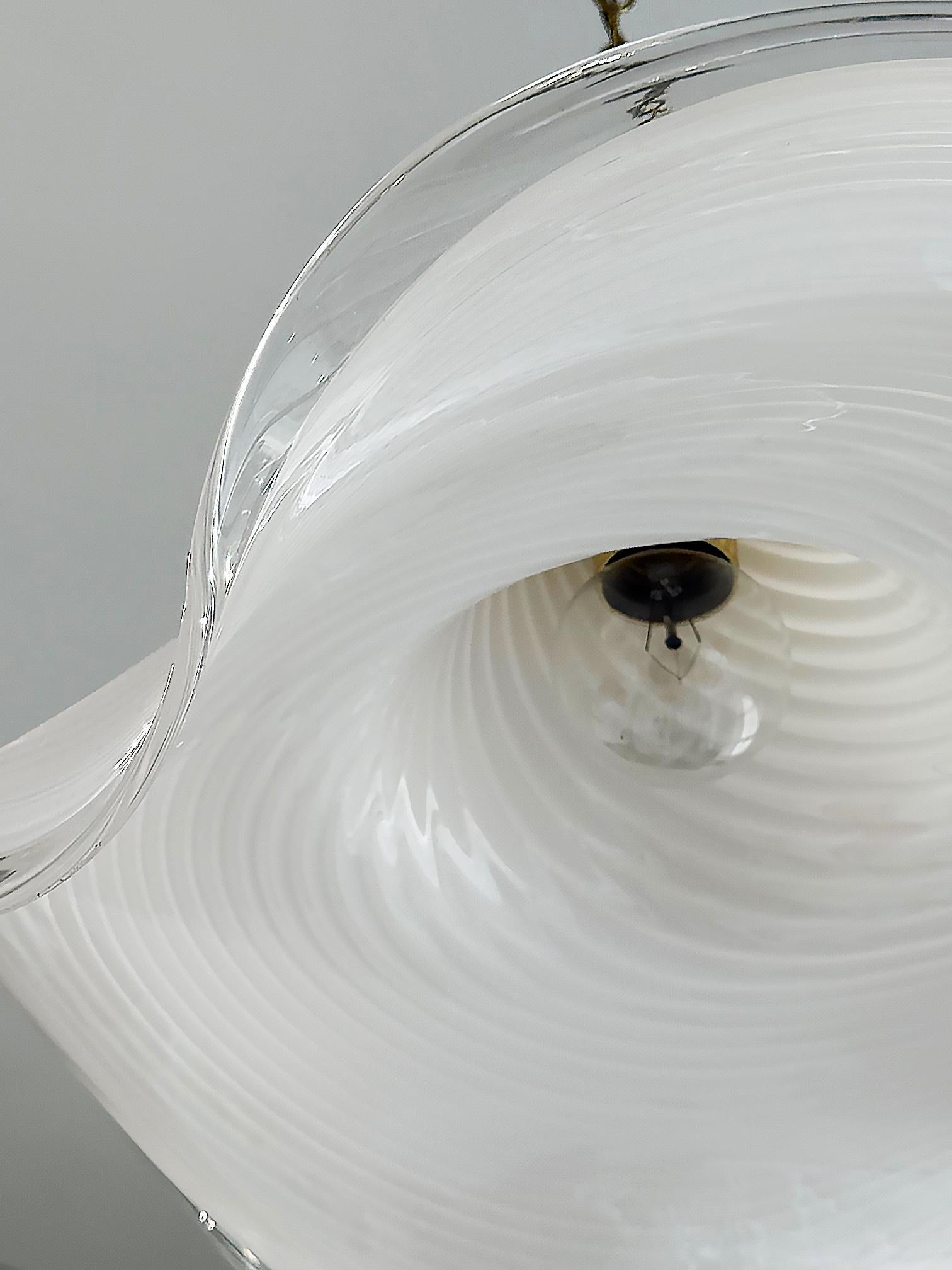 XX secolo Lampadario a sospensione in vetro di Murano soffiato a mano della metà del secolo scorso in vendita