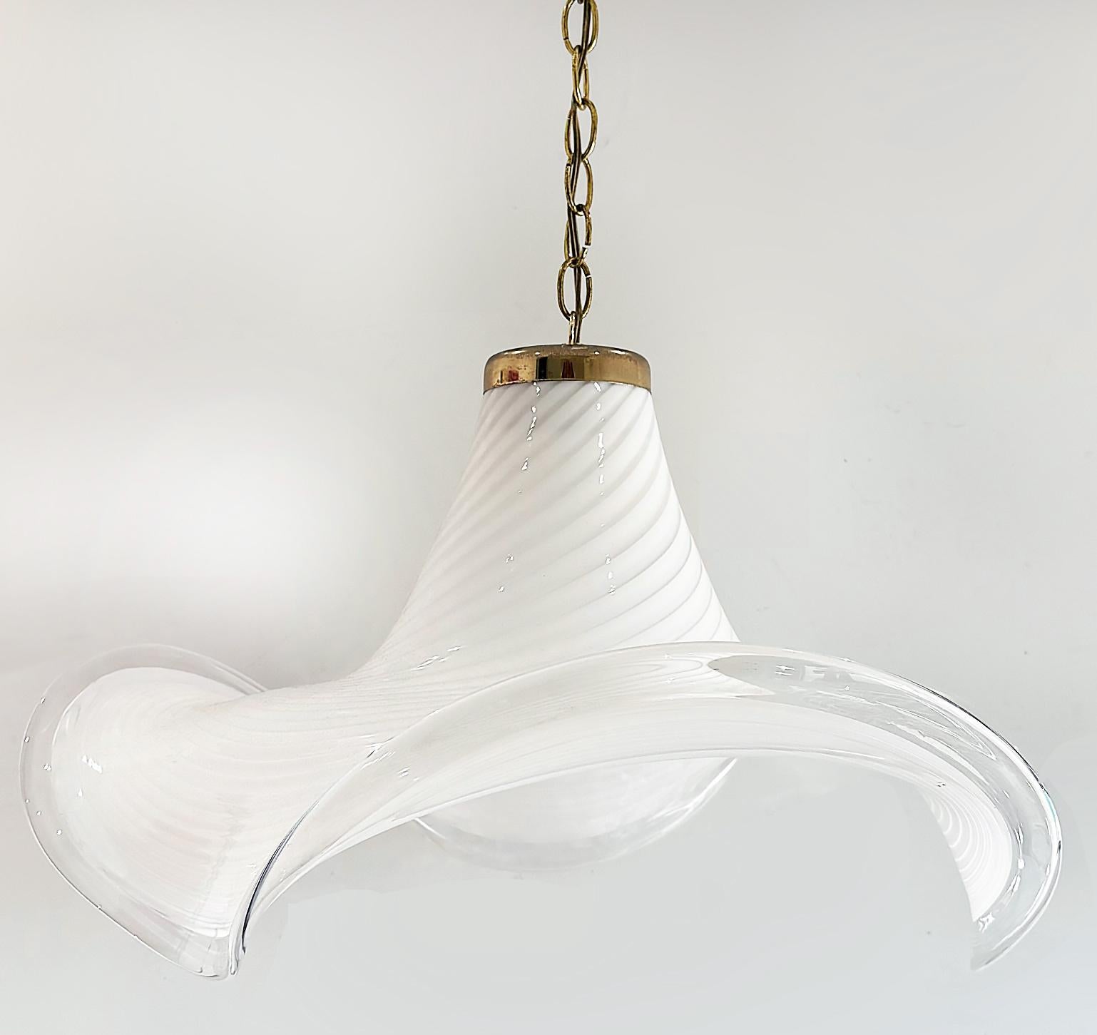 Vetro soffiato Lampadario a sospensione in vetro di Murano soffiato a mano della metà del secolo scorso in vendita