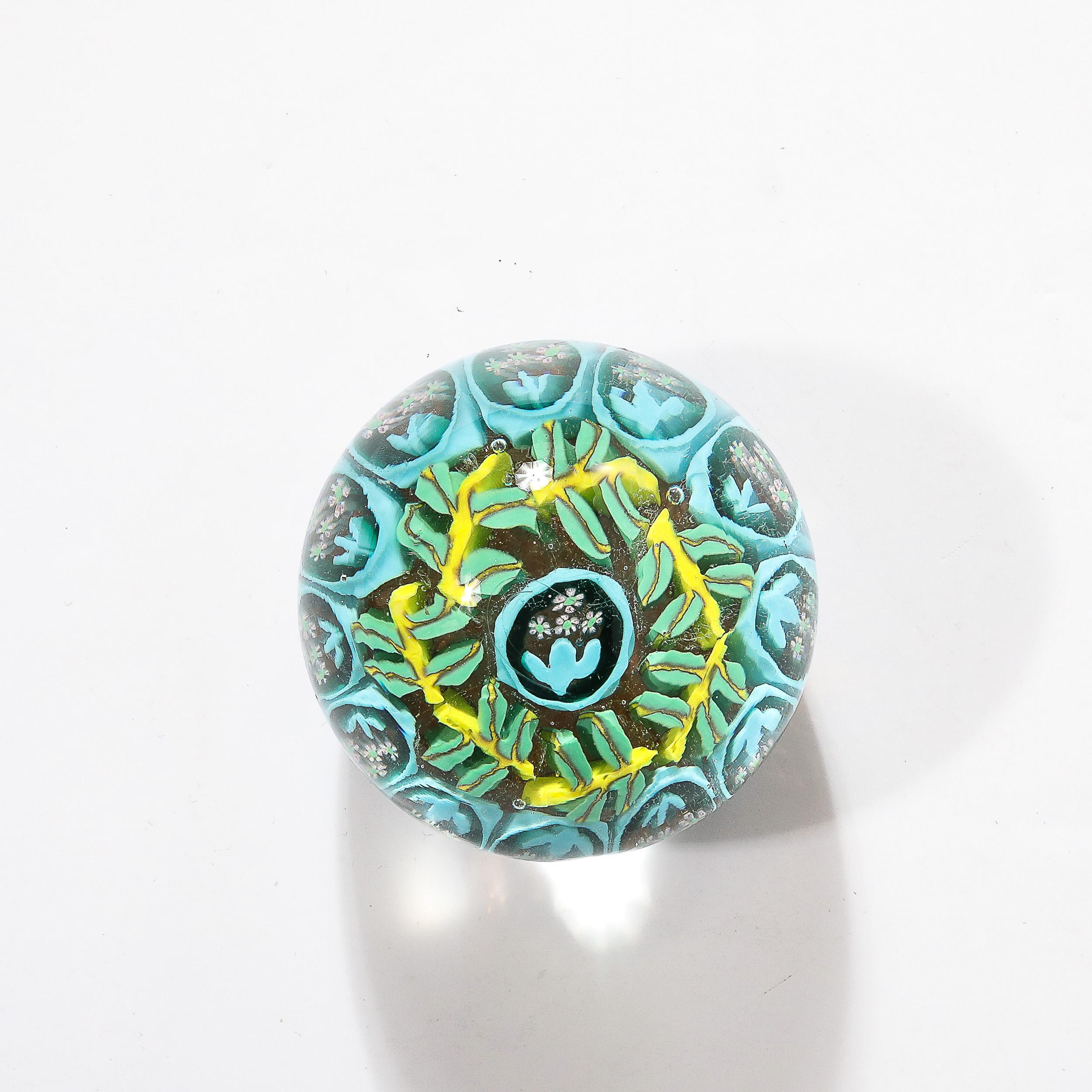 Questo vivace fermacarte in vetro di Murano soffiato a mano del Mid-Century Modernist, realizzato in Italia intorno al 1960, mette in mostra l'eccezionale abilità dei vetrai di Murano. Il pezzo è impreziosito da sorprendenti dettagli millefiori