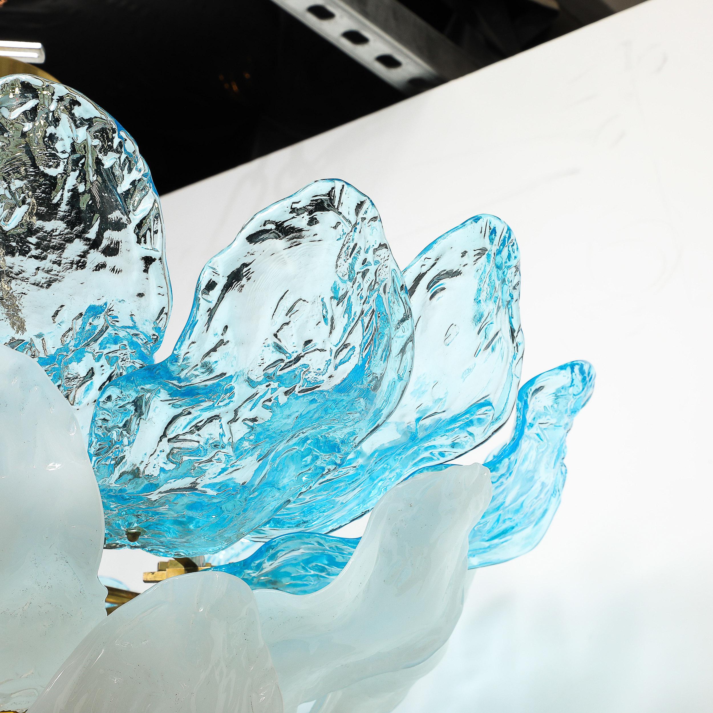 Laiton Lustre à deux niveaux en verre de Murano bleu et blanc soufflé à la main du milieu du siècle dernier en vente