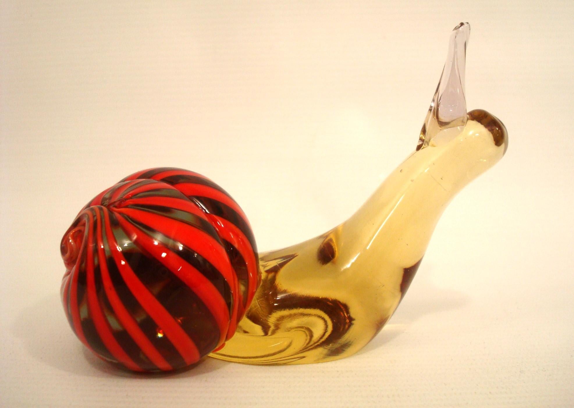 Caracol de Vidrio Artístico Murando Bicolor Soplado a Mano de Mitad de Siglo - Italia Años 60.
Este encantador caracol estilizado, obra de Livio Seguso, ejemplifica la delicadeza de las habilidades de los maestros vidrieros venecianos a la hora de
