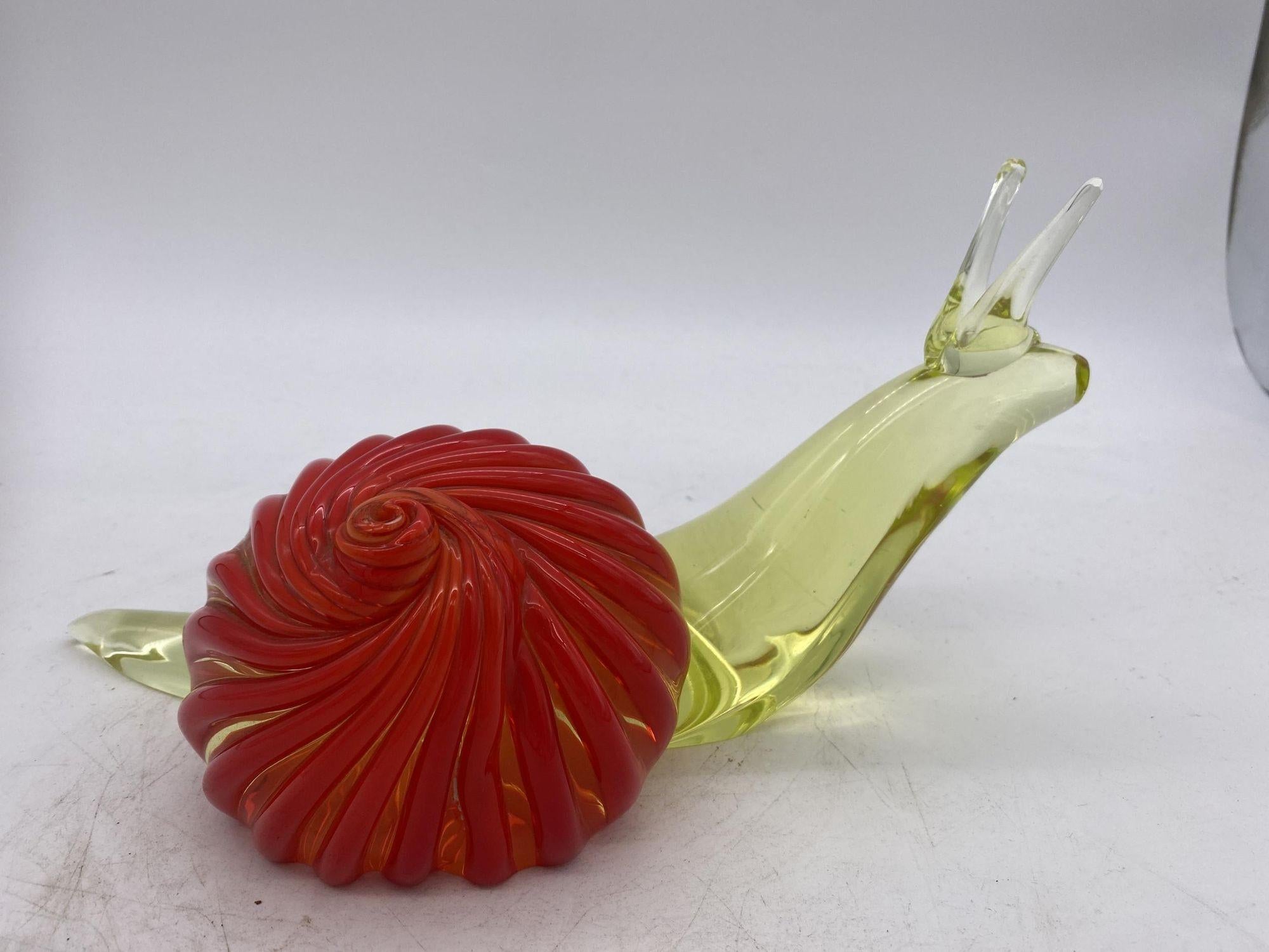 Murano Glas Schnecke Skulptur Gelb und Rot Glas. Die Skulptur wird vollständig von Hand im Ofen hergestellt und ihre Form und ihre Details werden ohne die Verwendung von Gussformen gegeben. Mit viel Liebe zum Detail ist sie ein voller Ausdruck