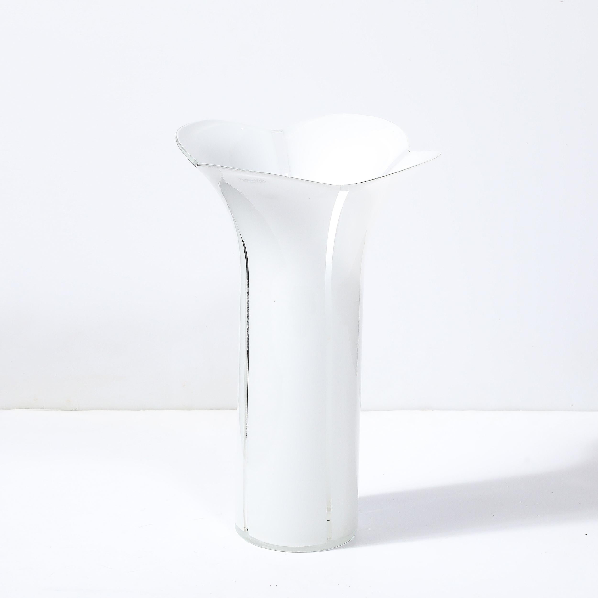 Vaso a fiore geometrico in vetro bianco di Murano soffiato a mano della metà del secolo scorso firmato Mazzega Murano in vendita 3