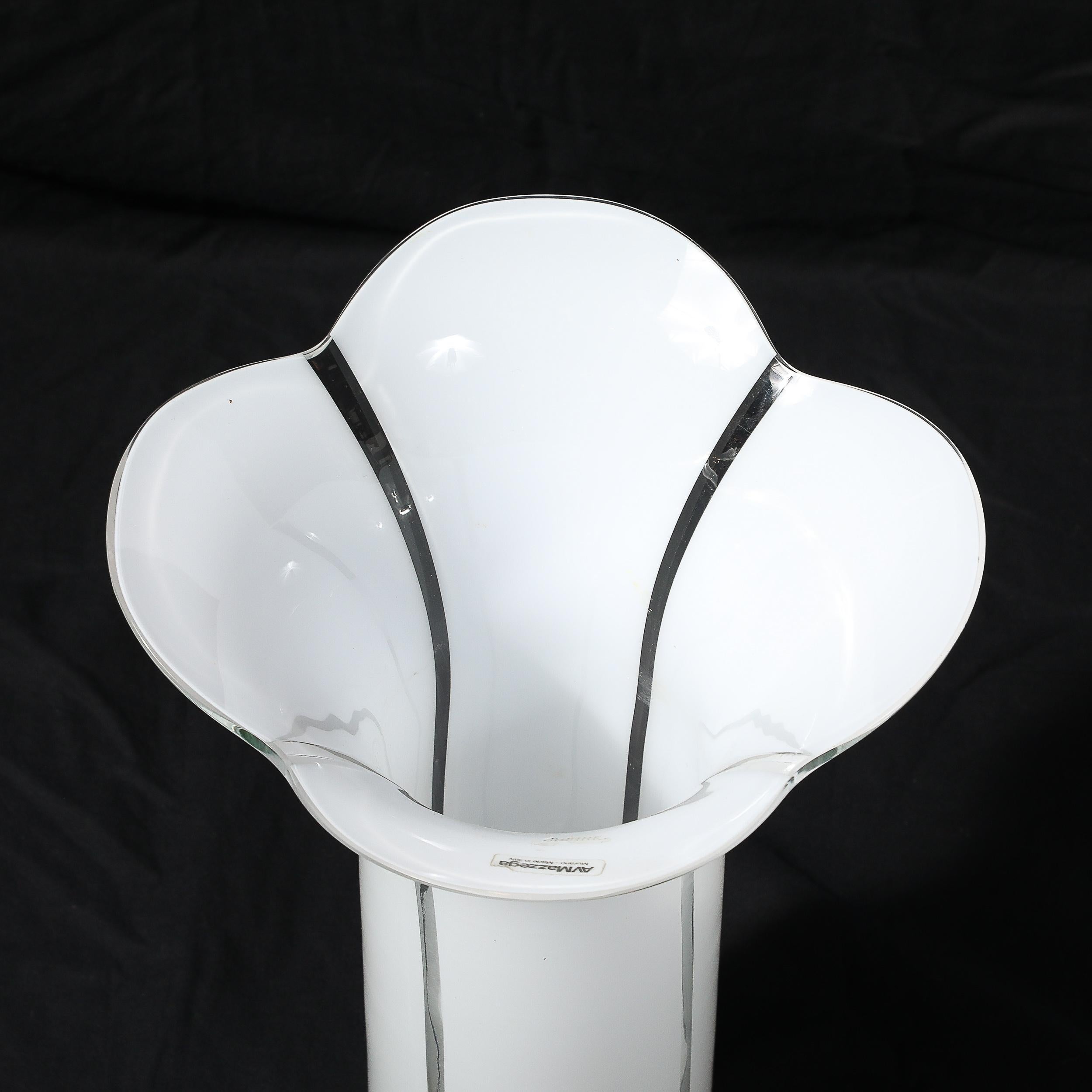 Mid-Century moderno Vaso a fiore geometrico in vetro bianco di Murano soffiato a mano della metà del secolo scorso firmato Mazzega Murano in vendita