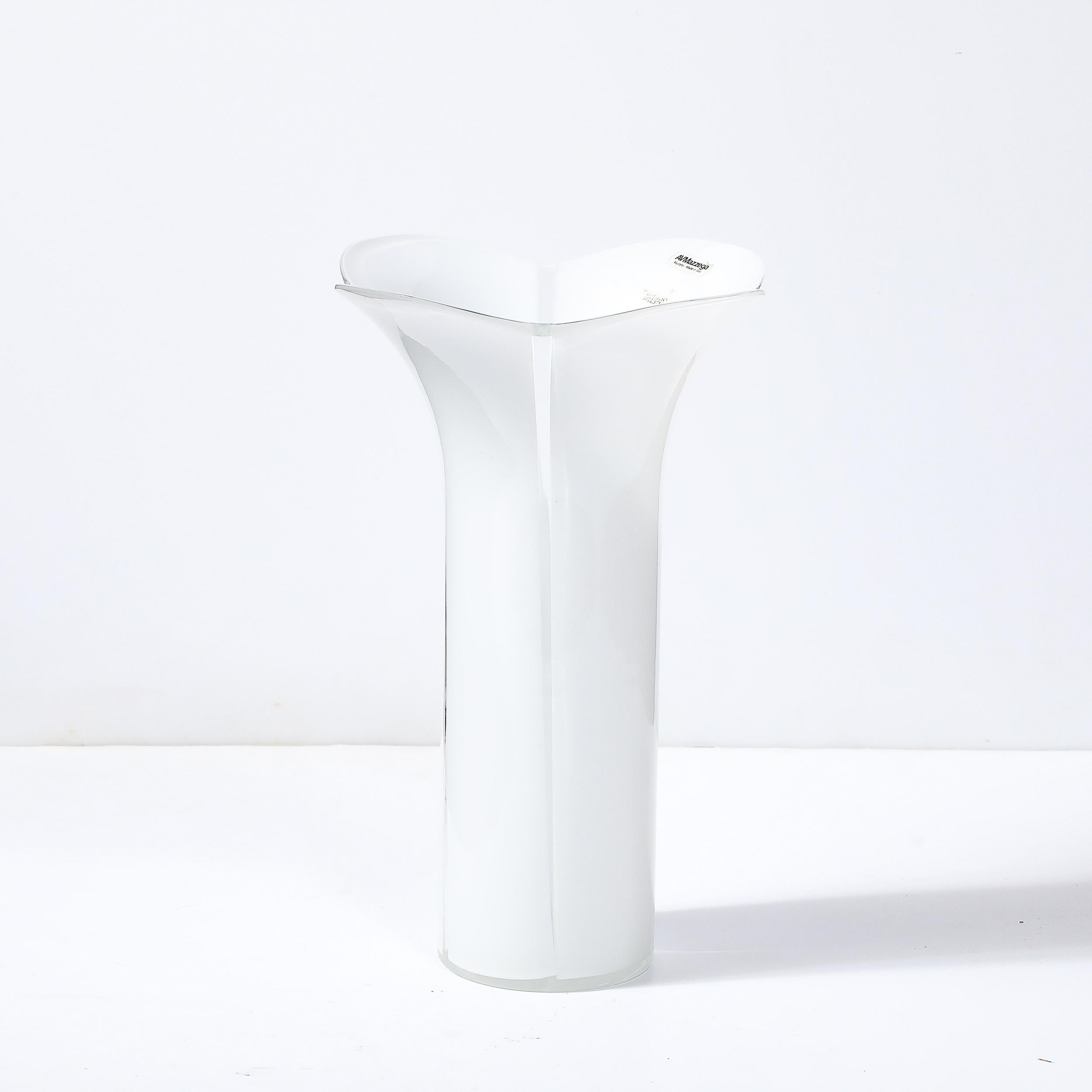 Italiano Vaso a fiore geometrico in vetro bianco di Murano soffiato a mano della metà del secolo scorso firmato Mazzega Murano in vendita