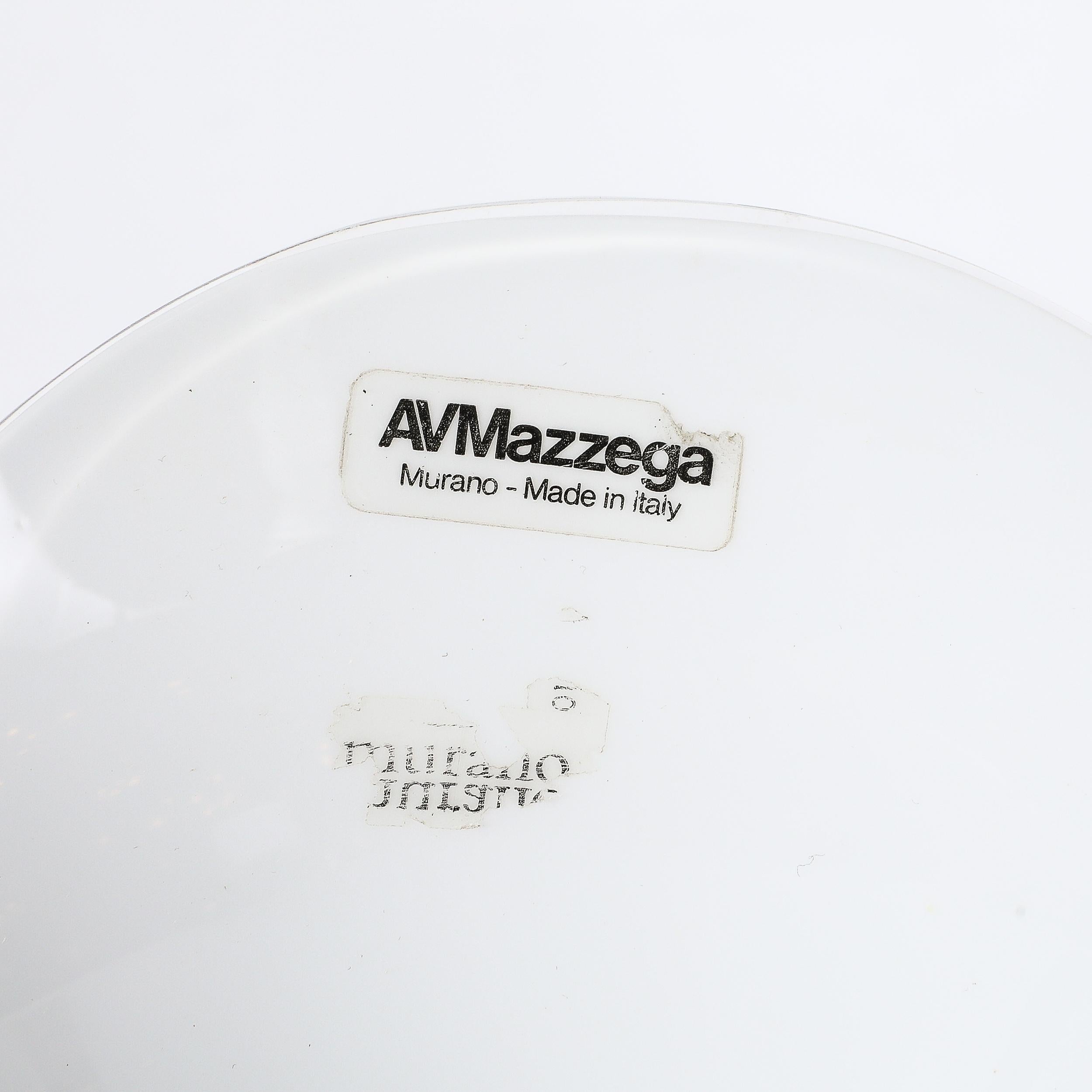 Vaso a fiore geometrico in vetro bianco di Murano soffiato a mano della metà del secolo scorso firmato Mazzega Murano In condizioni ottime in vendita a New York, NY