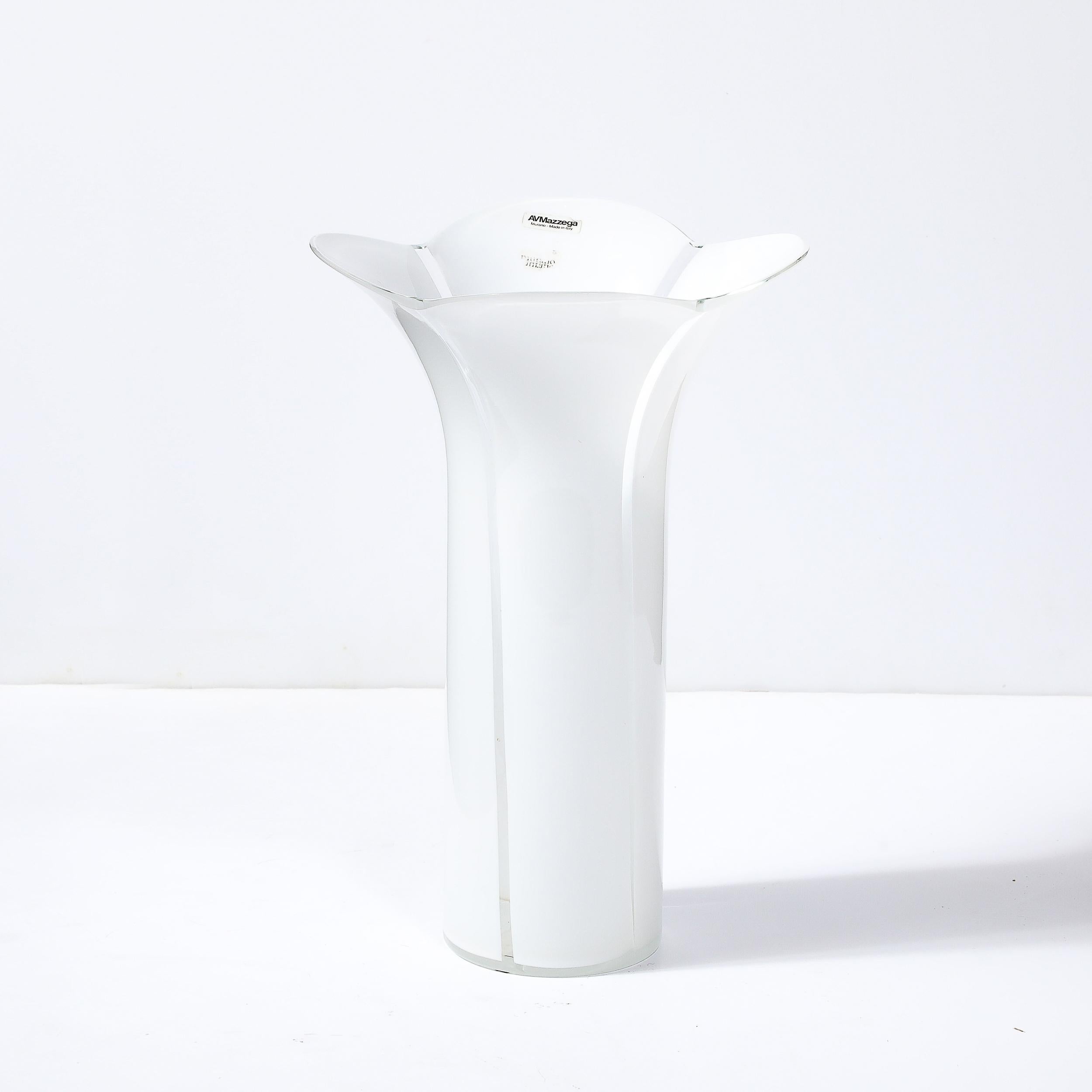 Fine XX secolo Vaso a fiore geometrico in vetro bianco di Murano soffiato a mano della metà del secolo scorso firmato Mazzega Murano in vendita