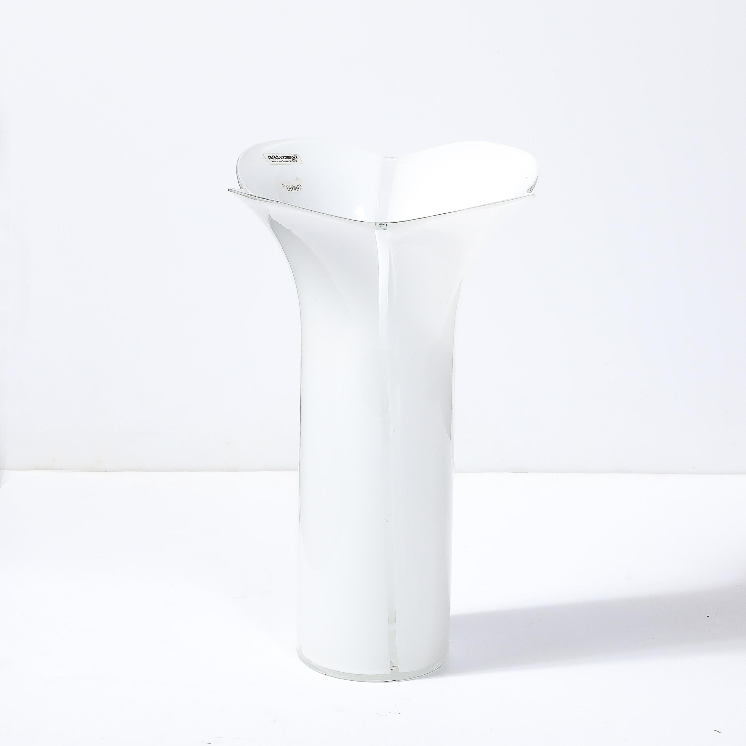 Vetro di Murano Vaso a fiore geometrico in vetro bianco di Murano soffiato a mano della metà del secolo scorso firmato Mazzega Murano in vendita