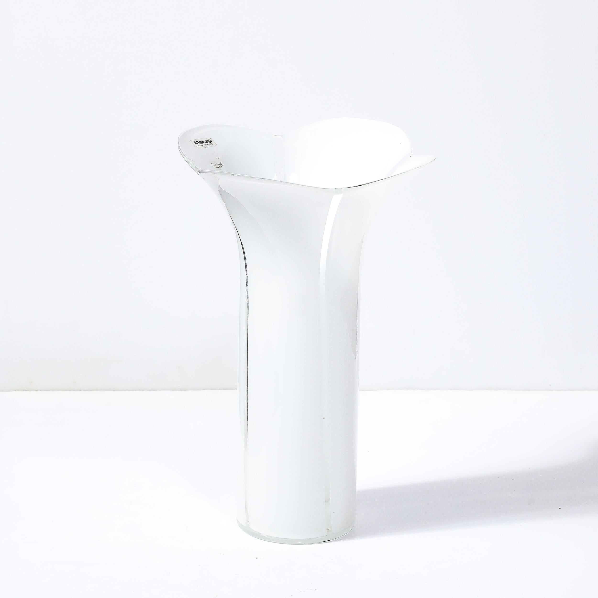 Vaso a fiore geometrico in vetro bianco di Murano soffiato a mano della metà del secolo scorso firmato Mazzega Murano in vendita 1