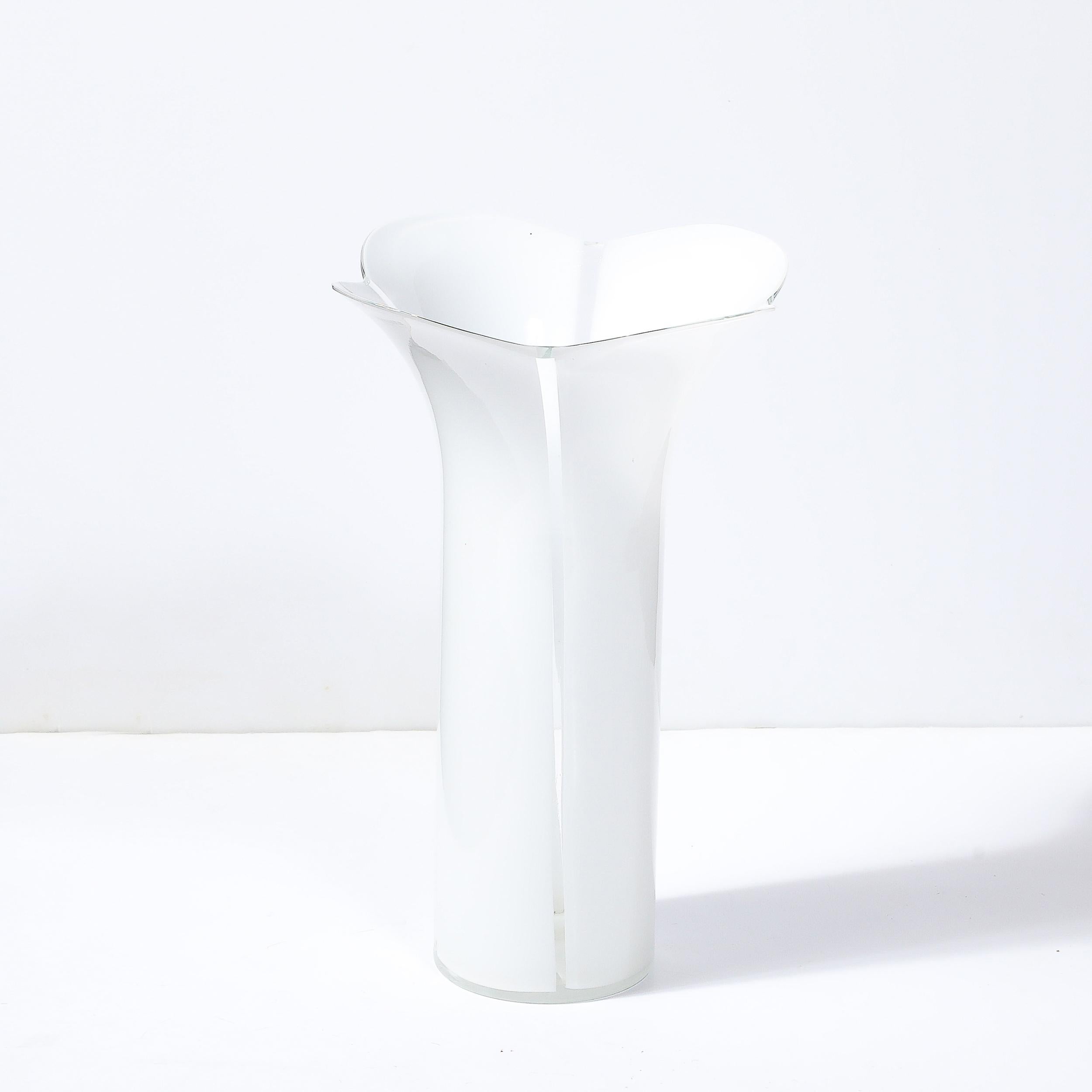 Vaso a fiore geometrico in vetro bianco di Murano soffiato a mano della metà del secolo scorso firmato Mazzega Murano in vendita 2
