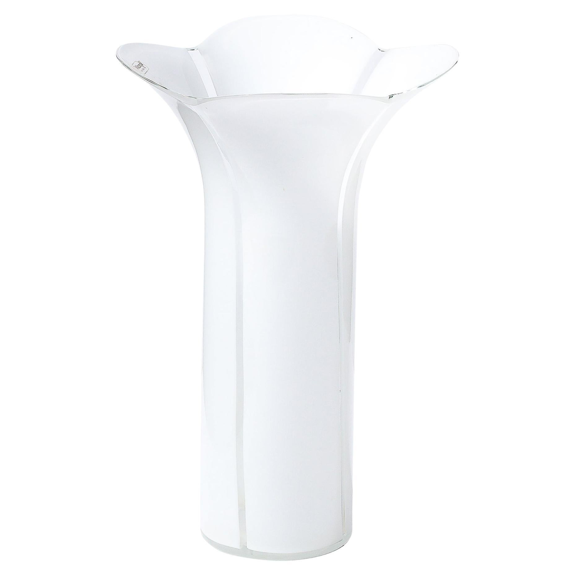 Vase à fleurs géométriques en verre de Murano blanc soufflé à la main du milieu du siècle dernier, signé Mazzega