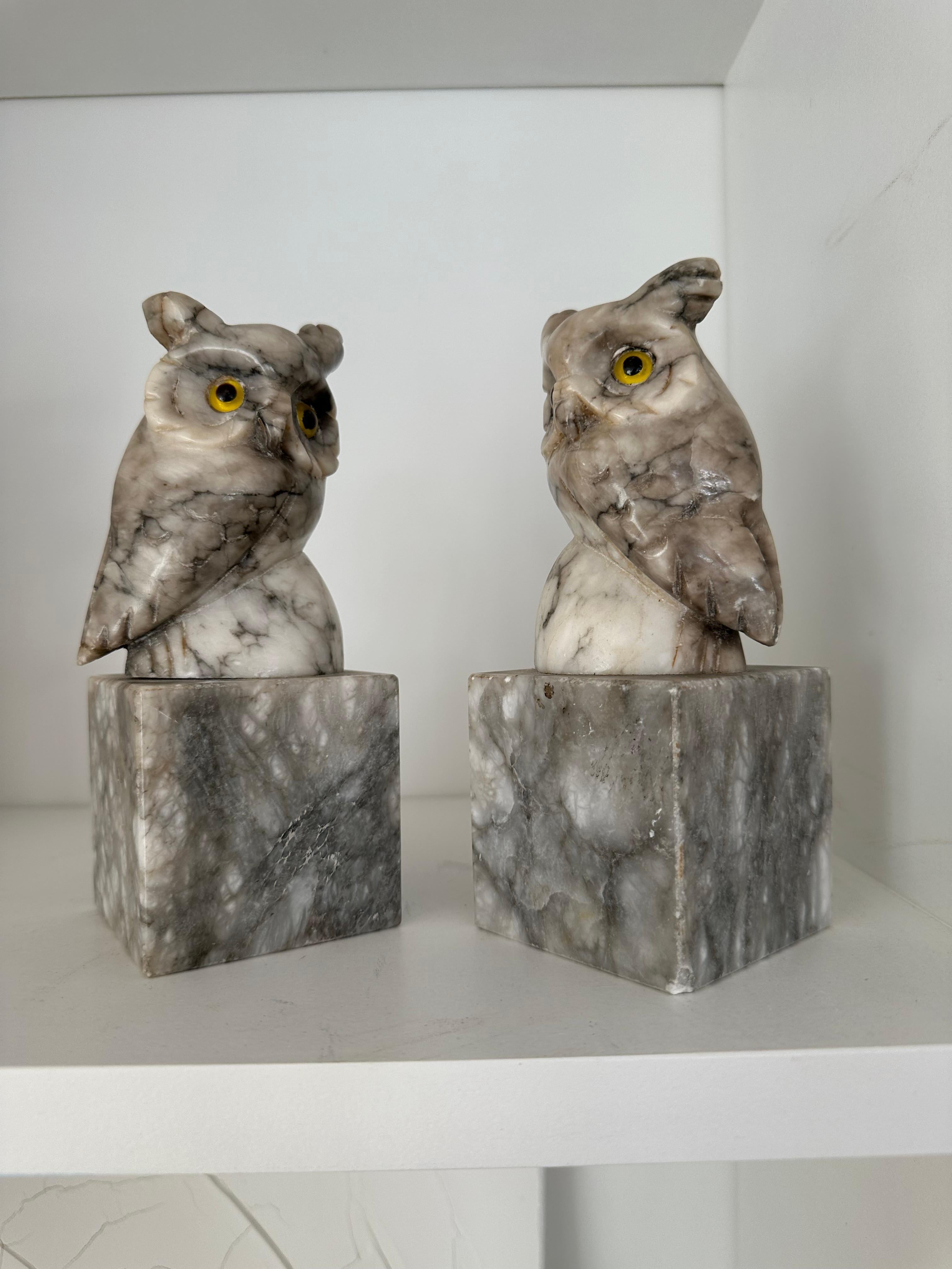 Européen Sculptures de hibou en albâtre sculpté à la main avec yeux en verre Serre-livres du milieu du siècle 1950 en vente