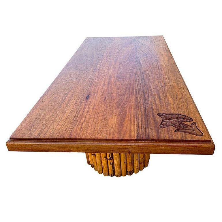 Mid-Century Modern Table basse du milieu du siècle en bois de Koa sculpté à la main avec pieds en rotin empilés en vente