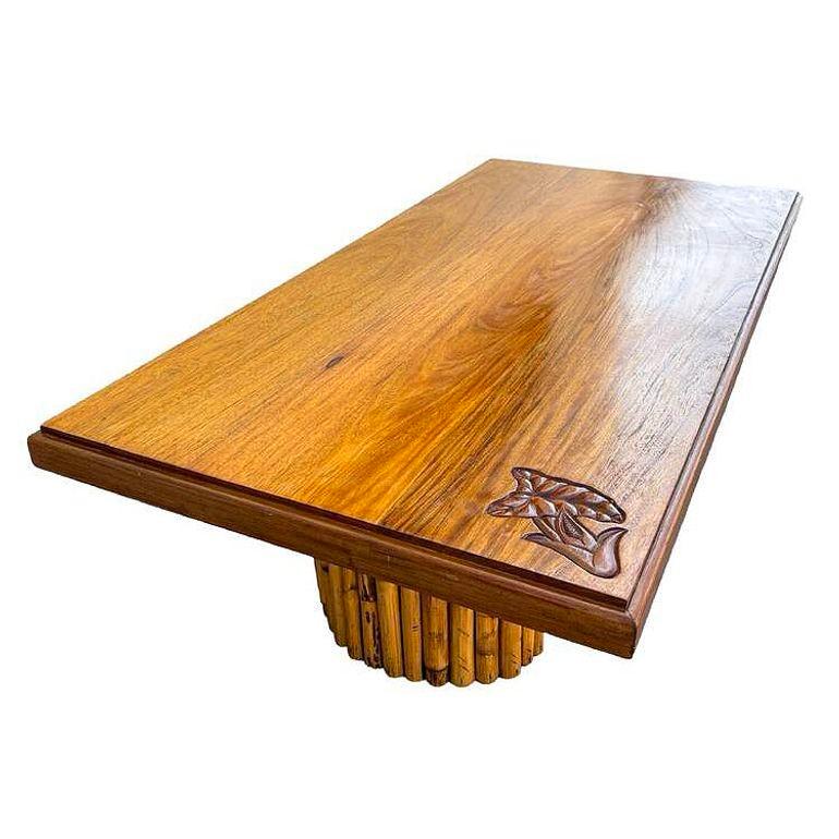 Américain Table basse du milieu du siècle en bois de Koa sculpté à la main avec pieds en rotin empilés en vente
