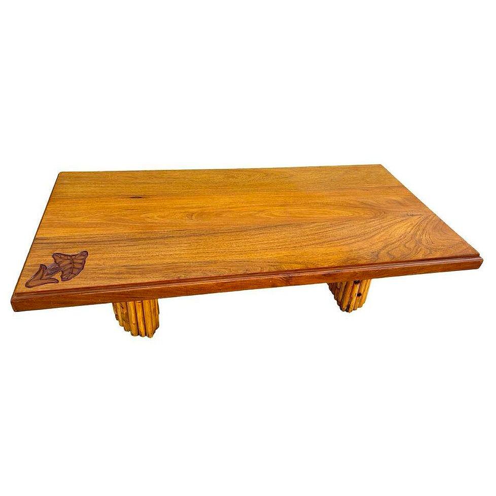 Table basse du milieu du siècle en bois de Koa sculpté à la main avec pieds en rotin empilés Excellent état - En vente à Van Nuys, CA