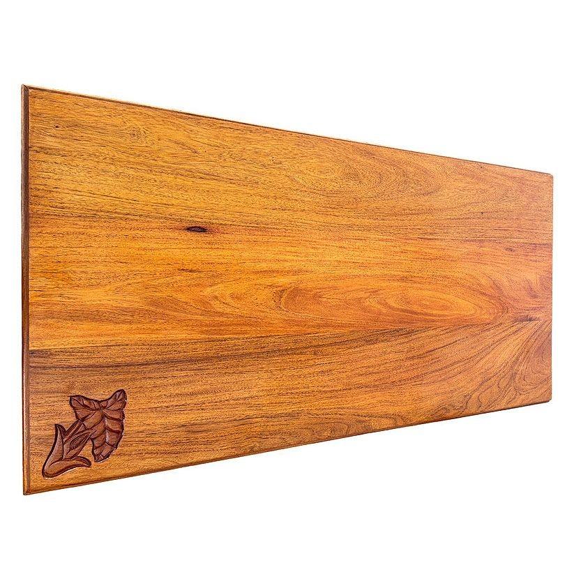 Milieu du XXe siècle Table basse du milieu du siècle en bois de Koa sculpté à la main avec pieds en rotin empilés en vente