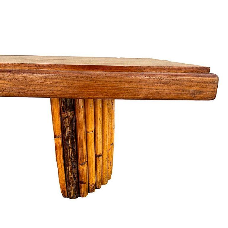 Rotin Table basse du milieu du siècle en bois de Koa sculpté à la main avec pieds en rotin empilés en vente