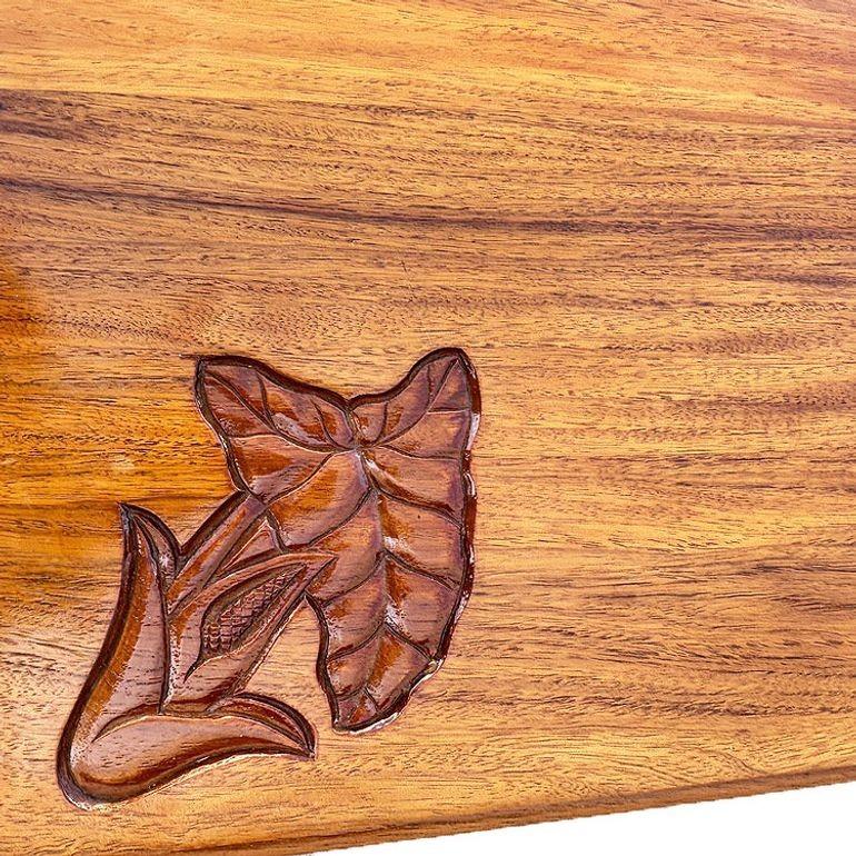 Table basse du milieu du siècle en bois de Koa sculpté à la main avec pieds en rotin empilés en vente 1