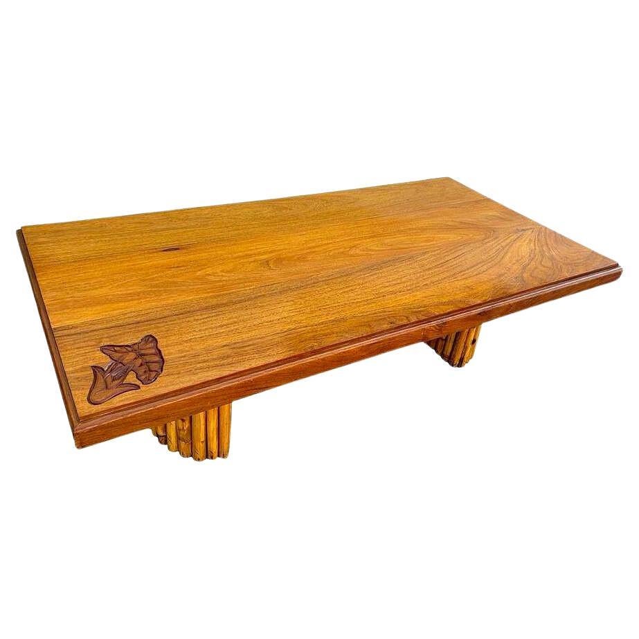 Mid-Century Hand geschnitzt Koa Holz Couchtisch w / Stacked Rattan Beine