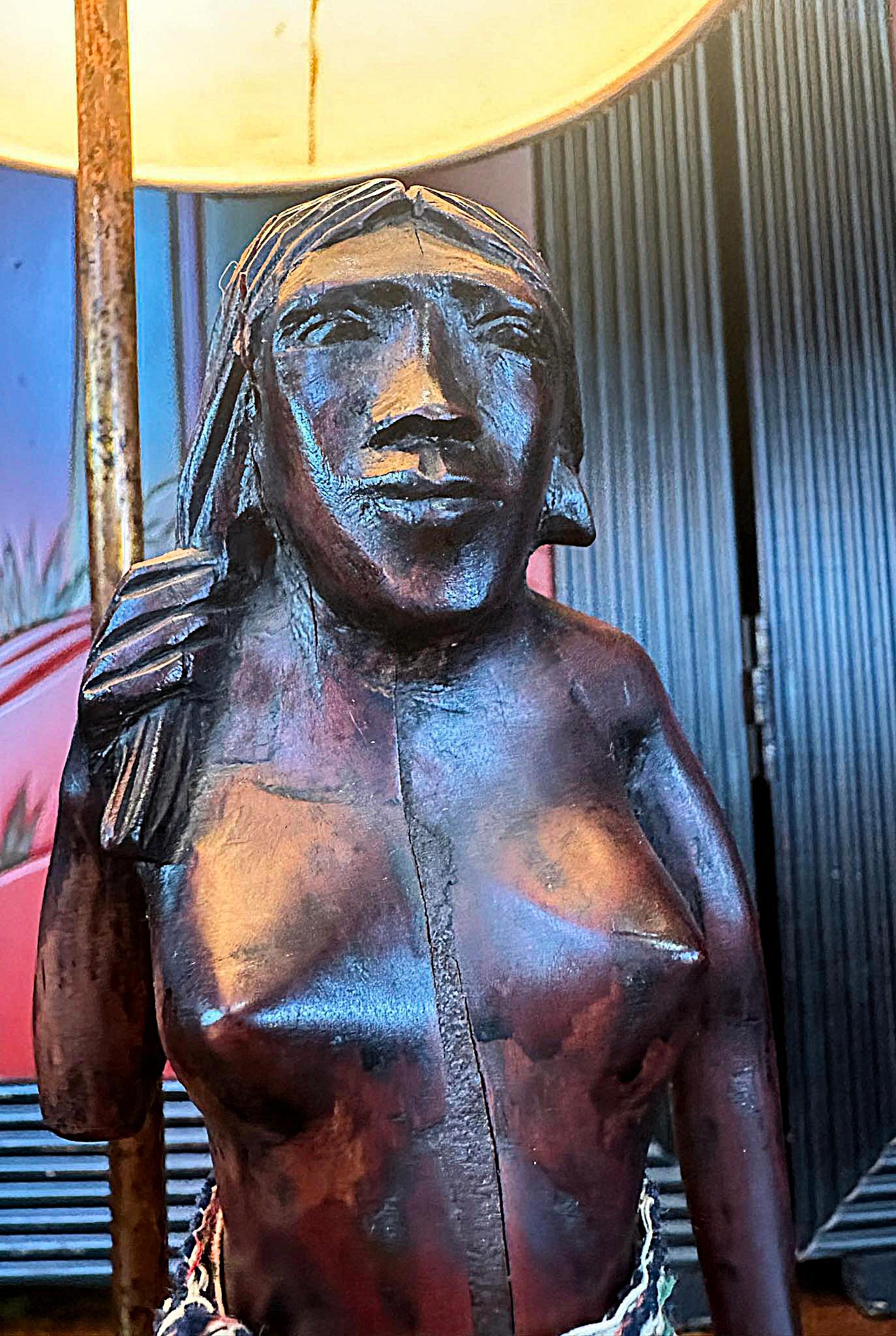 Lampe de couple figurative Masai du milieu du siècle, sculptée à la main en vente 2