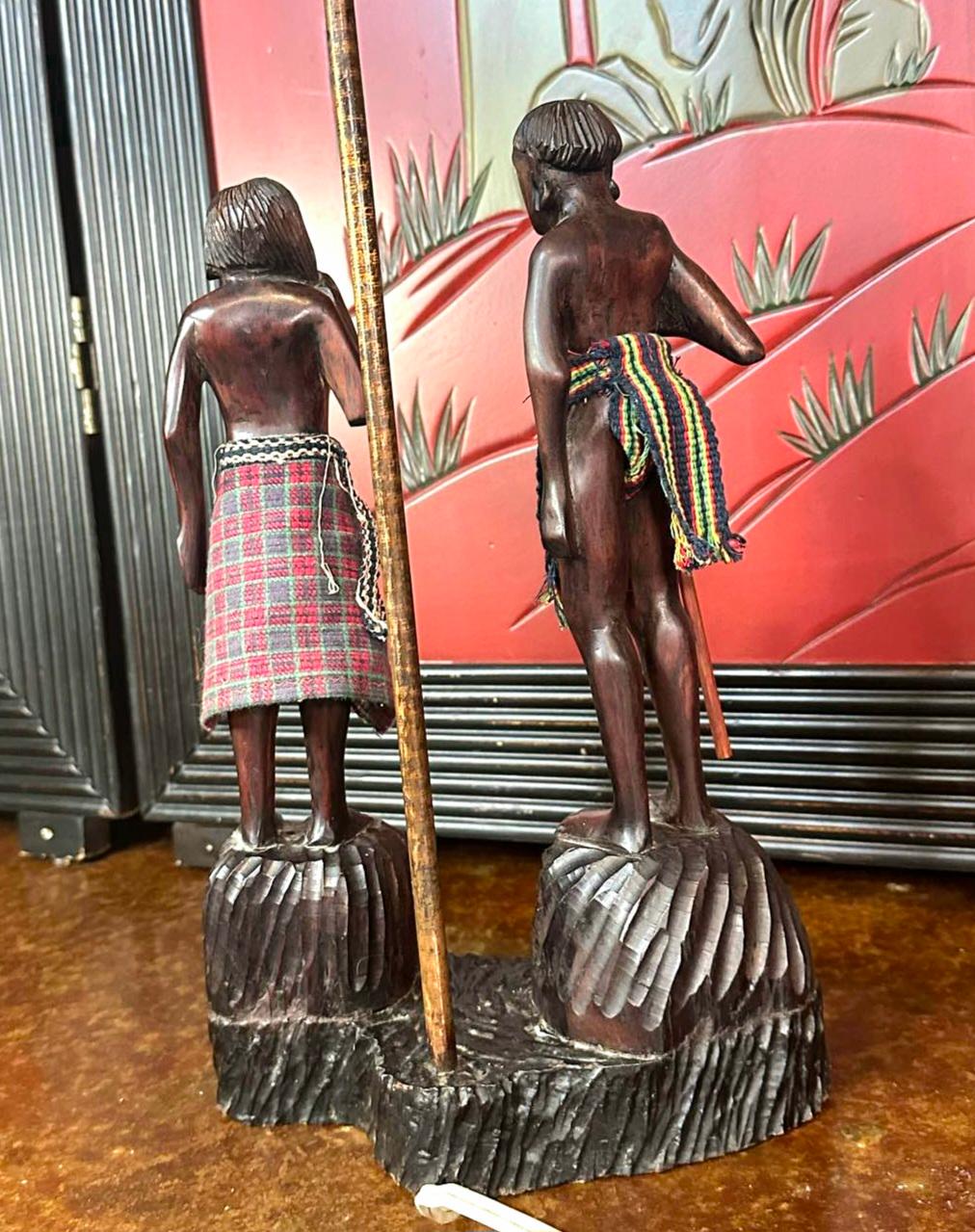 Lampe de couple figurative Masai du milieu du siècle, sculptée à la main en vente 6