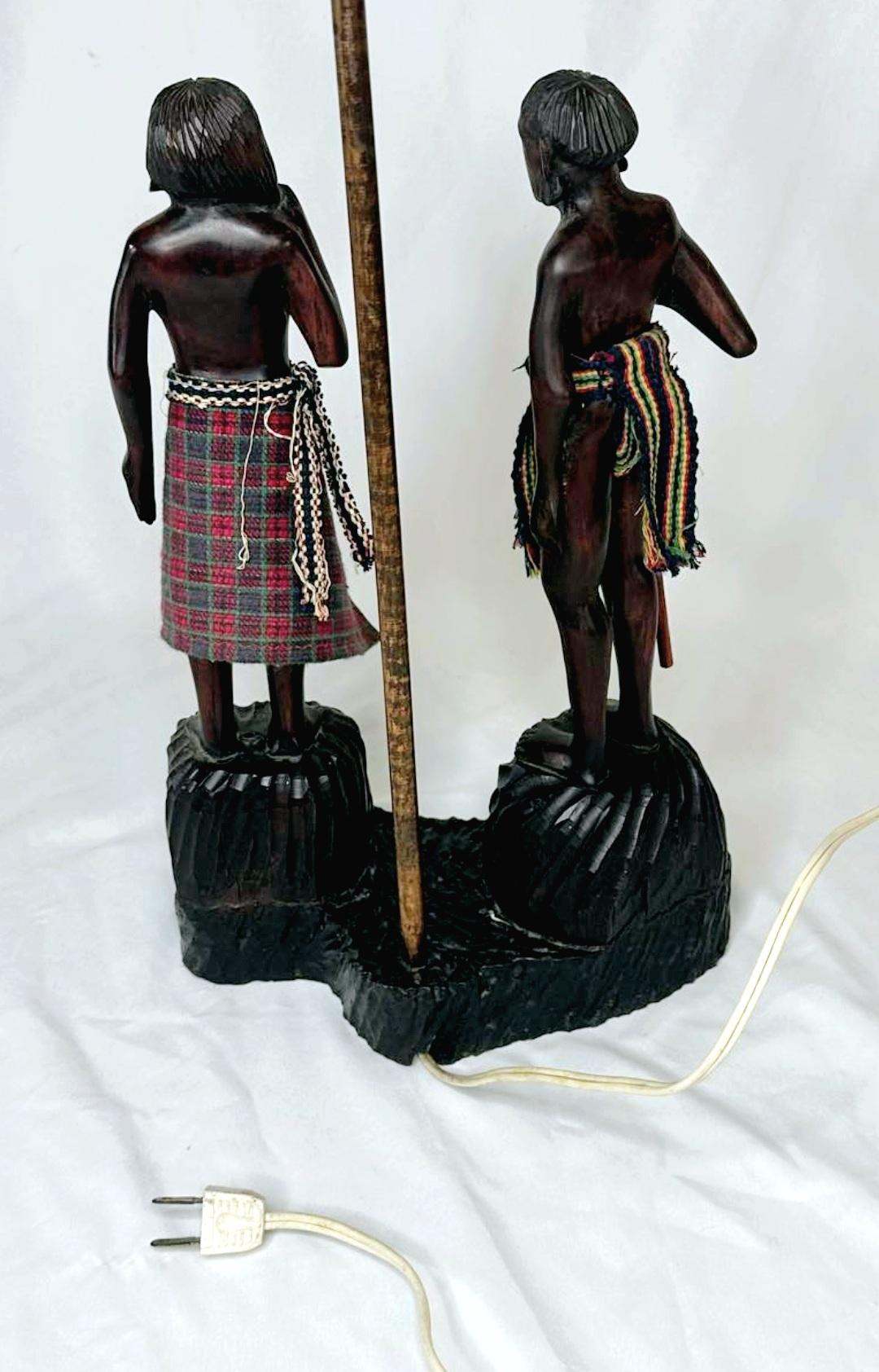 Lampe de couple figurative Masai du milieu du siècle, sculptée à la main en vente 8
