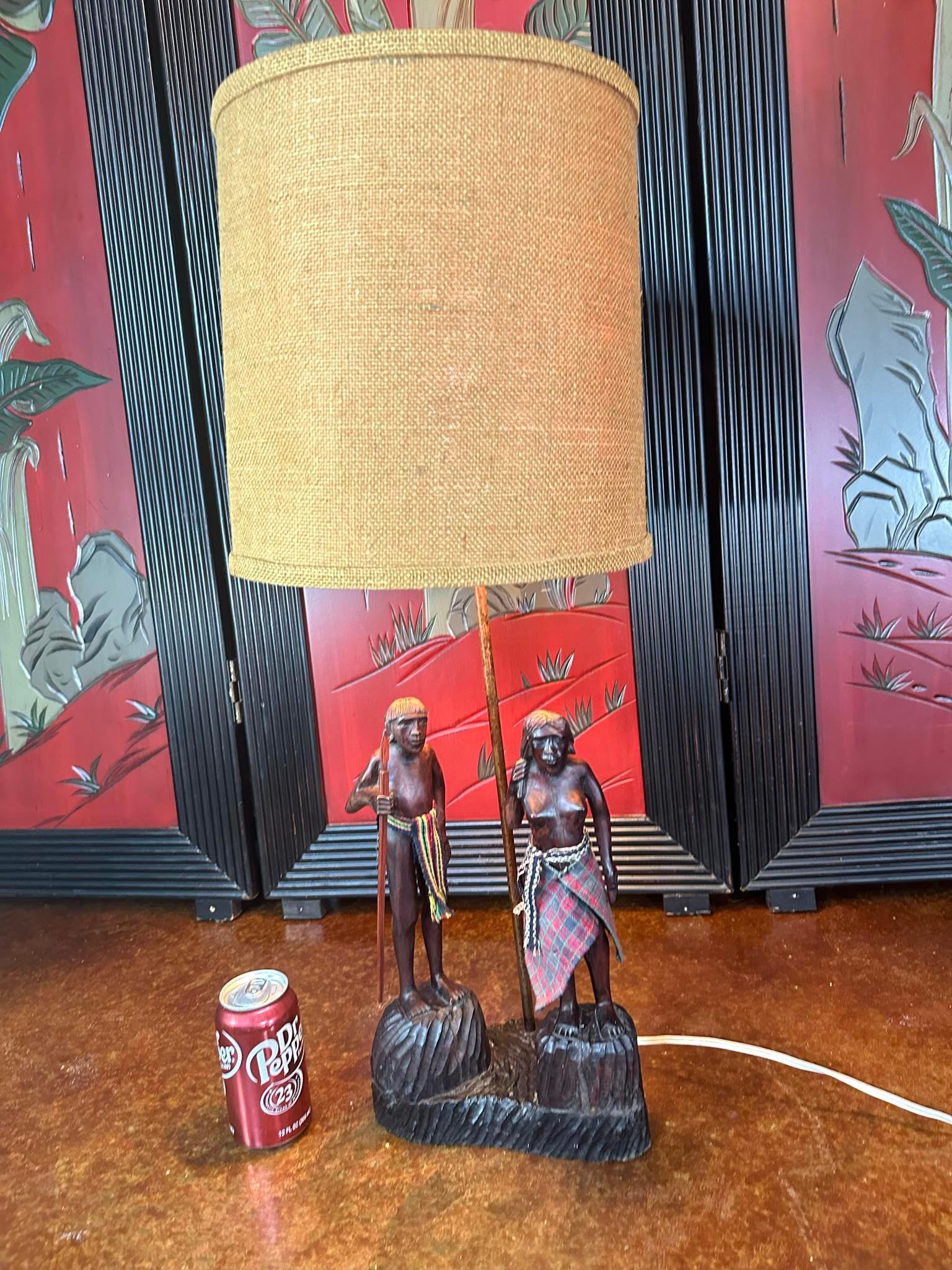 Tribal Lampe de couple figurative Masai du milieu du siècle, sculptée à la main en vente