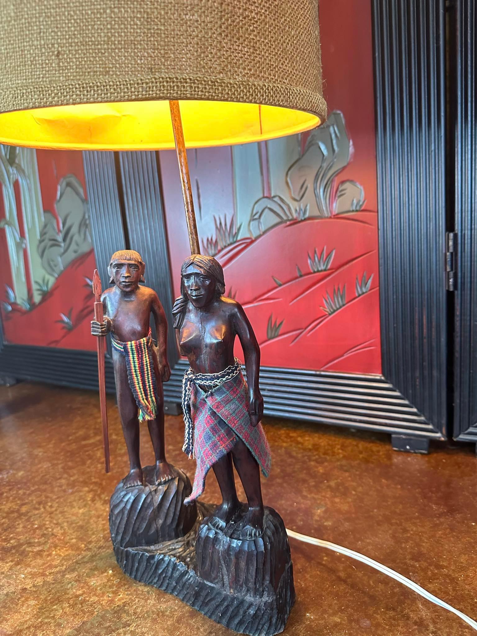 Africain Lampe de couple figurative Masai du milieu du siècle, sculptée à la main en vente