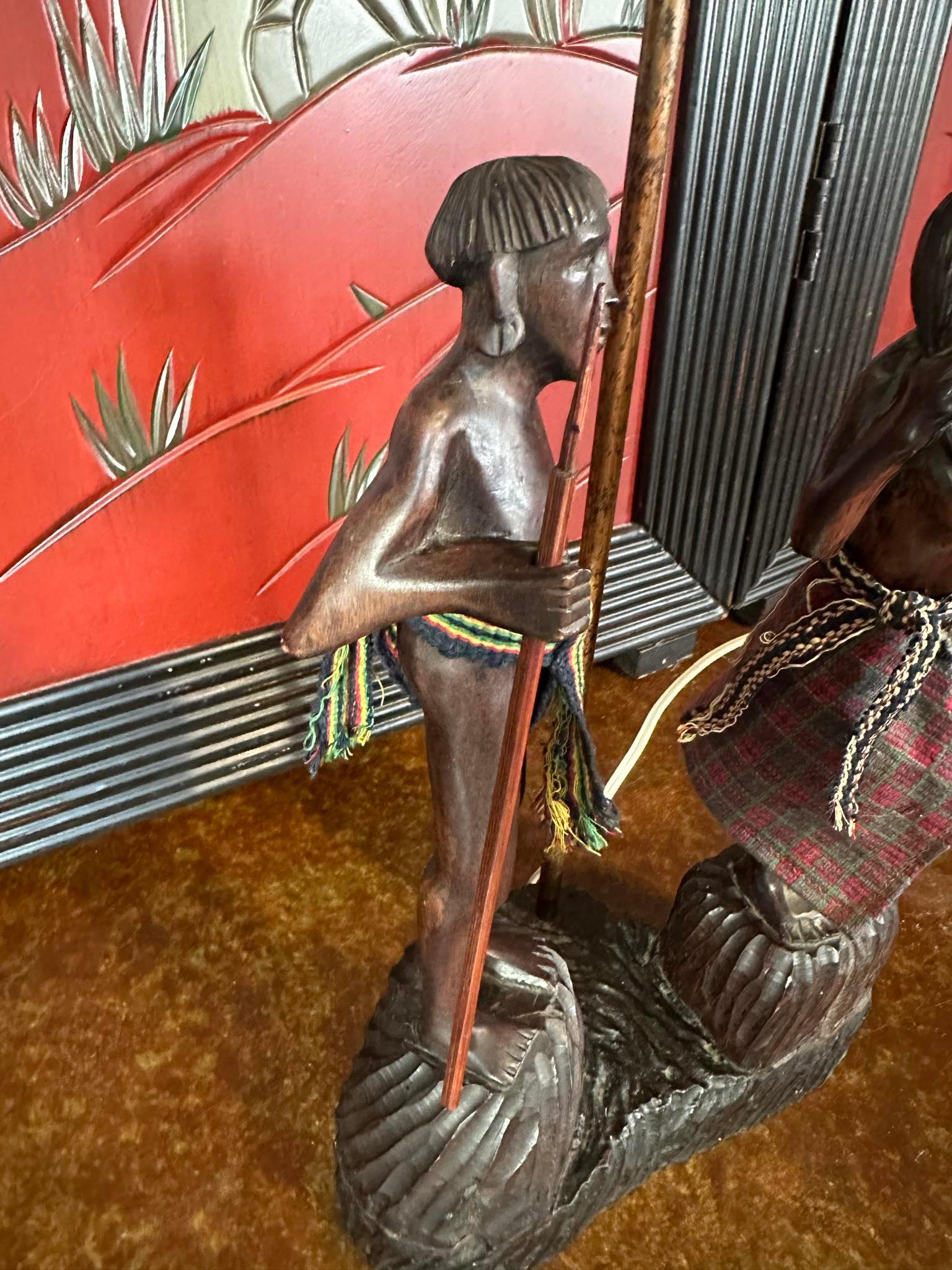 Sculpté à la main Lampe de couple figurative Masai du milieu du siècle, sculptée à la main en vente