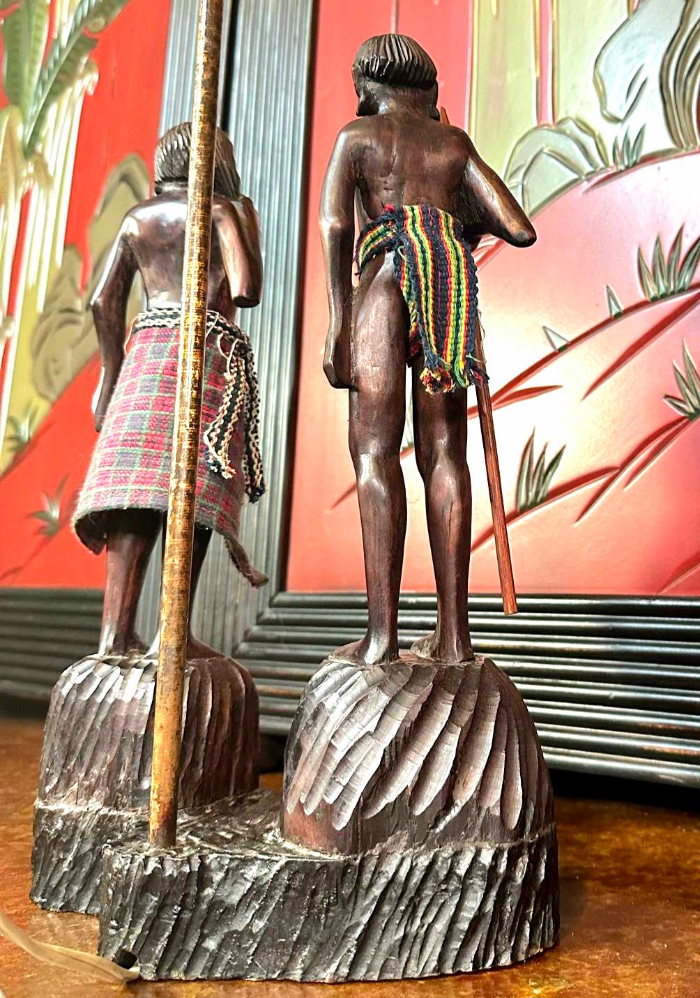 Lampe de couple figurative Masai du milieu du siècle, sculptée à la main Bon état - En vente à Waxahachie, TX