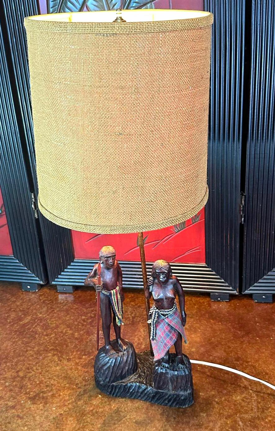 20ième siècle Lampe de couple figurative Masai du milieu du siècle, sculptée à la main en vente