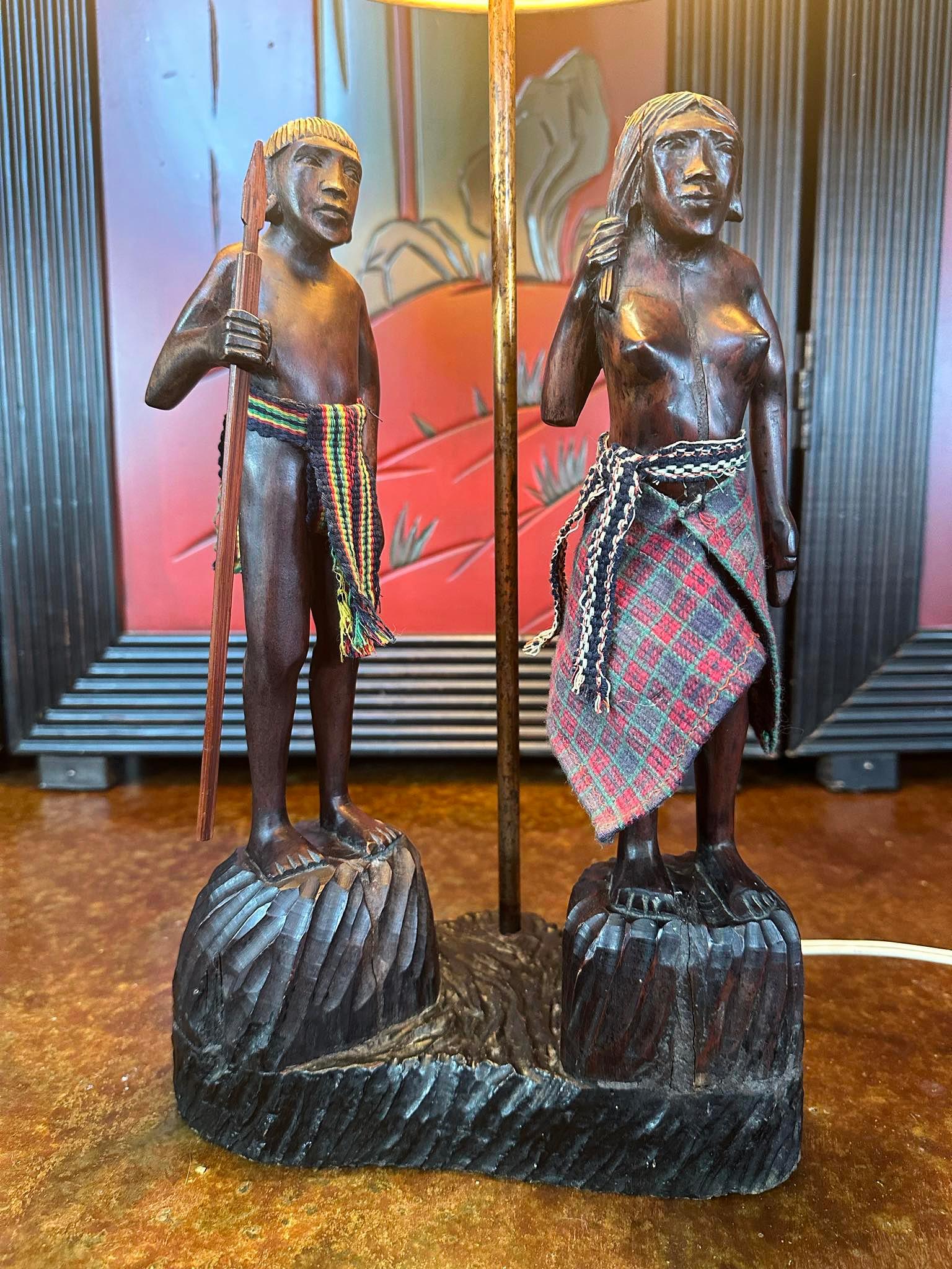 Bois Lampe de couple figurative Masai du milieu du siècle, sculptée à la main en vente