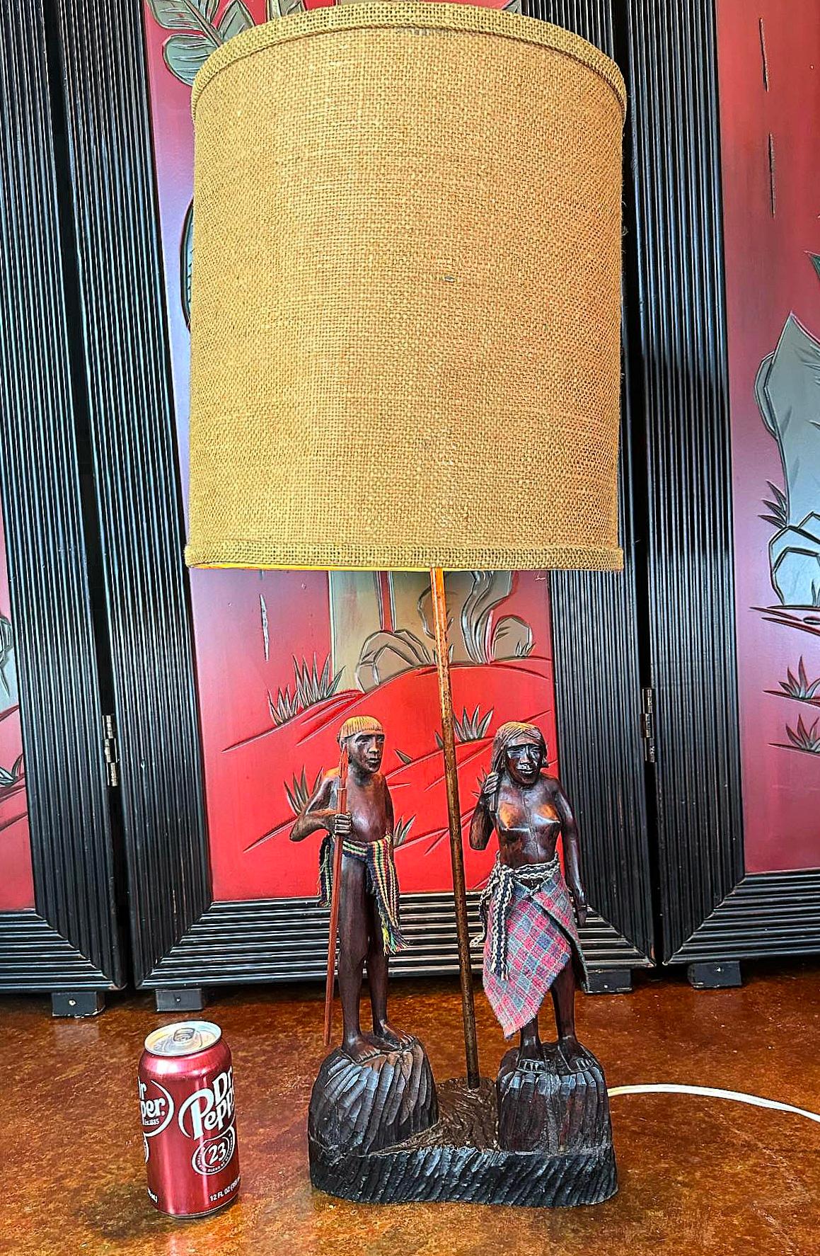 Lampe de couple figurative Masai du milieu du siècle, sculptée à la main en vente 1