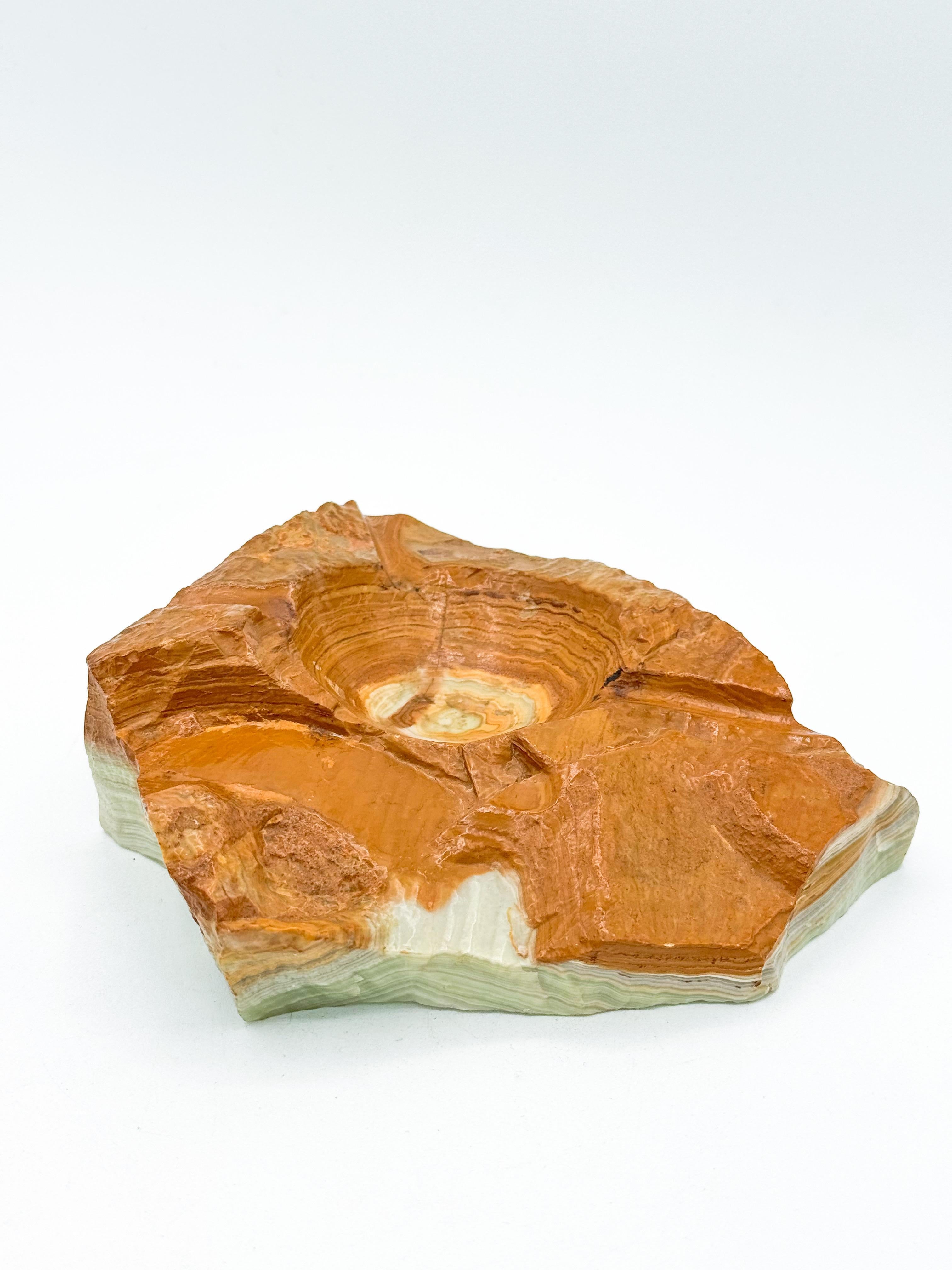 Handgeschnitzter Onyx-Aschenbecher oder skulpturaler Auffangbehälter aus der Mitte des Jahrhunderts mit reicher Maserung (Mexikanisch) im Angebot