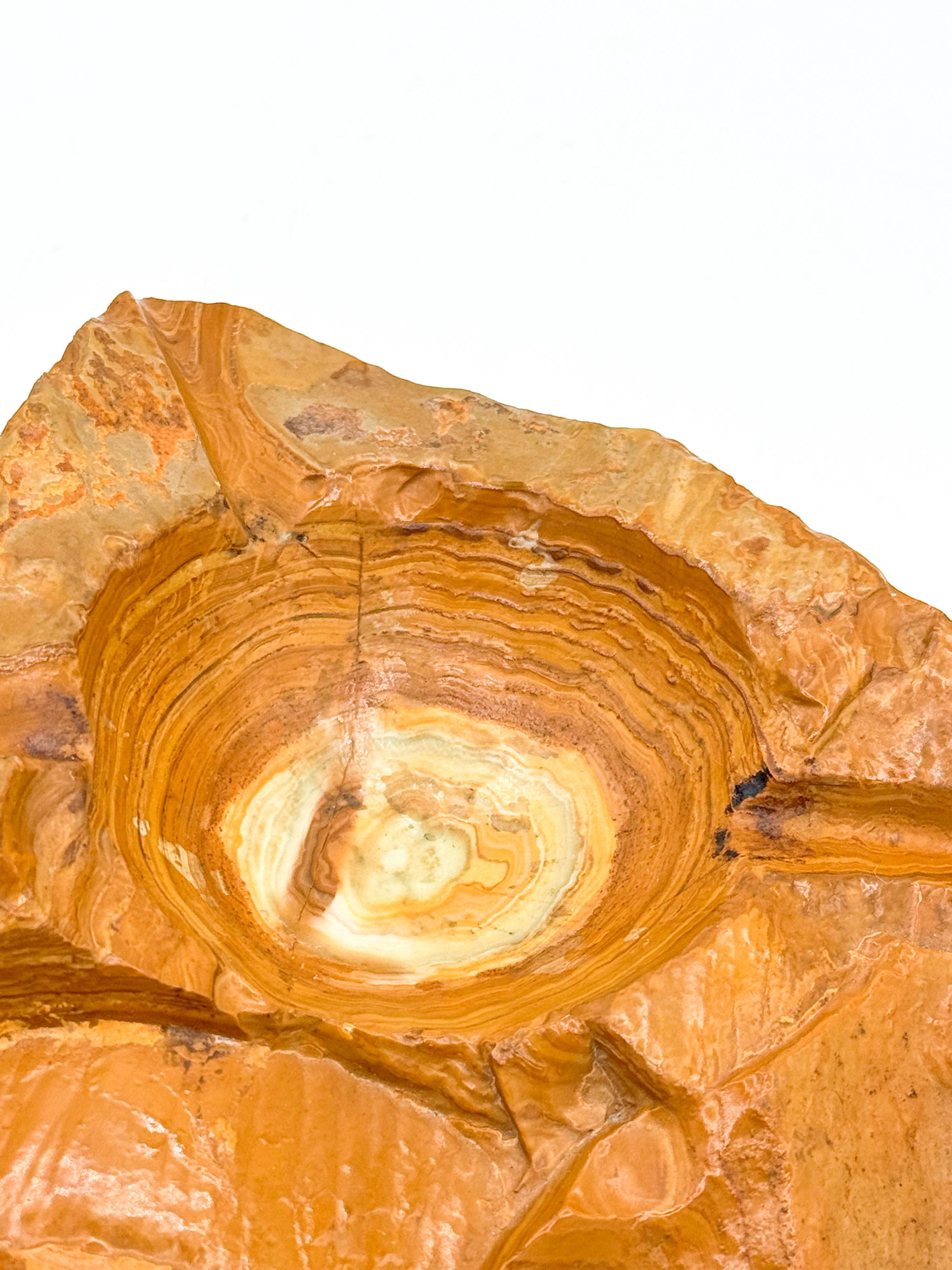 Handgeschnitzter Onyx-Aschenbecher oder skulpturaler Auffangbehälter aus der Mitte des Jahrhunderts mit reicher Maserung im Angebot 2