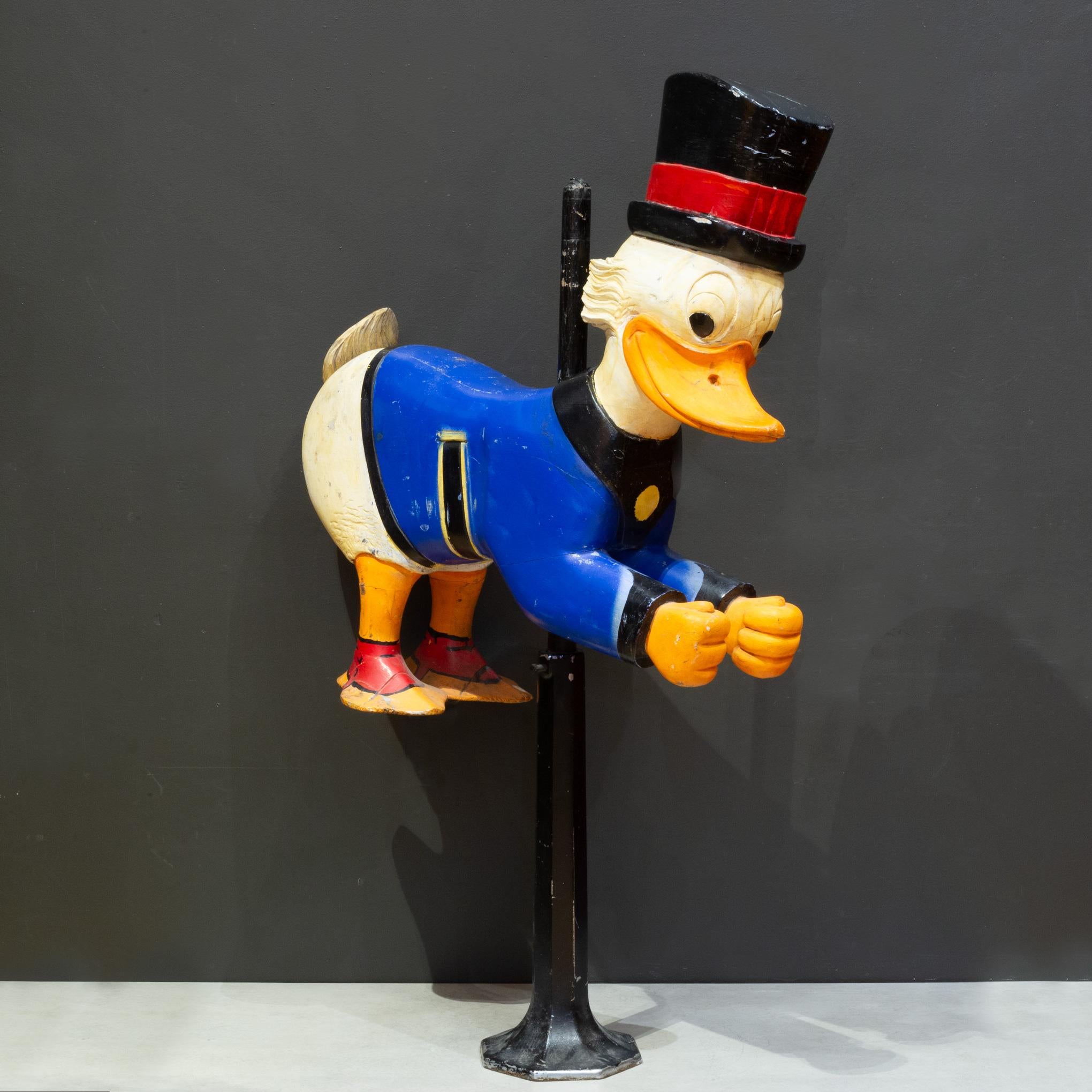 ACERCA DE

Atracción de carrusel de Scrooge McPato tallada y pintada a mano en madera maciza, montada sobre un poste de acero y madera. 

    CREADOR Desconocido. Americana. 
    FECHA DE FABRICACIÓN c.1950s.
    MATERIALES Y TÉCNICAS Madera,