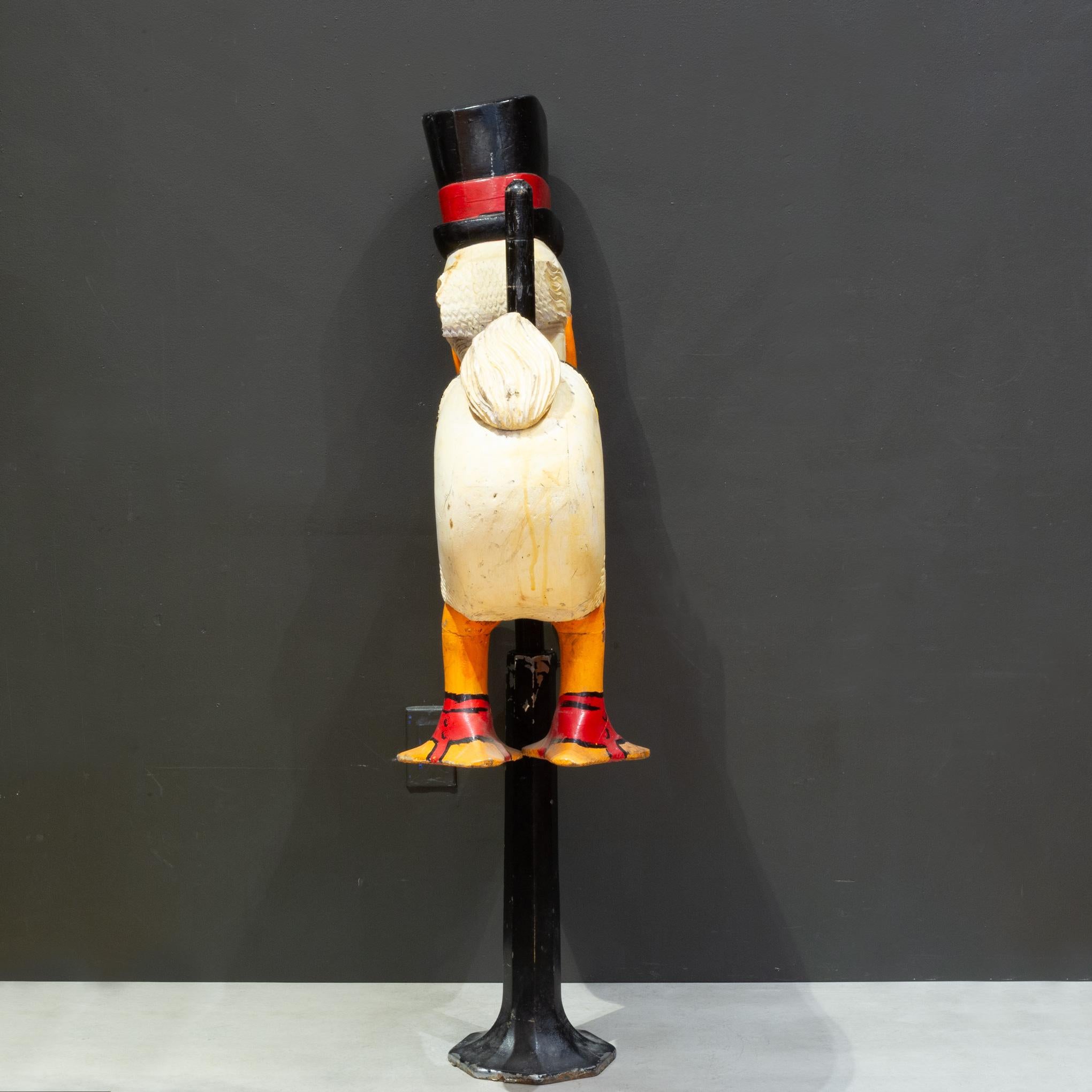 Tallado a mano de mediados de siglo Paseo en carrusel de Scrooge McPato c.1950 siglo XX en venta