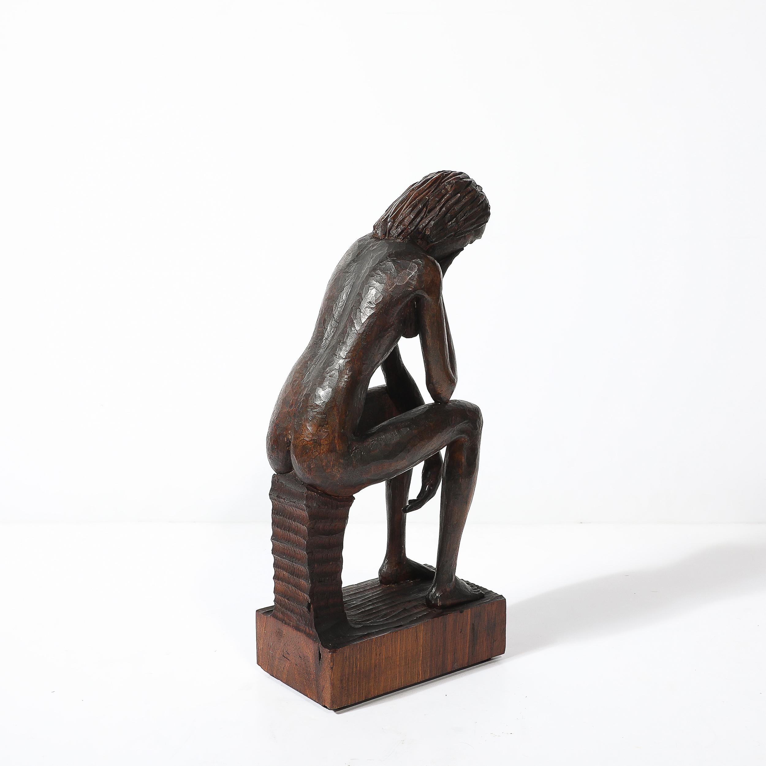 Escultura desnuda femenina sentada tallada a mano de mediados de siglo en nogal firmada Aldo Calo en venta 2