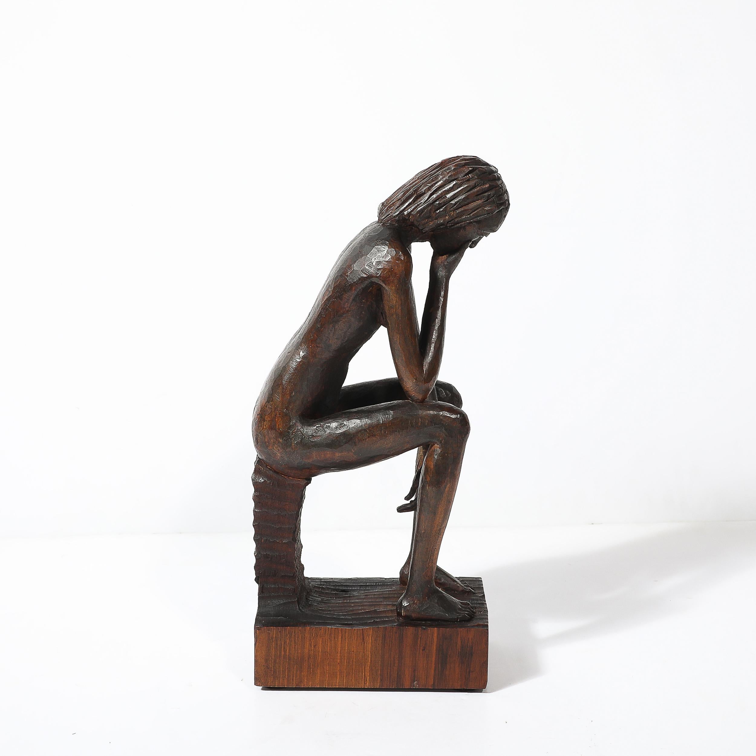 Escultura desnuda femenina sentada tallada a mano de mediados de siglo en nogal firmada Aldo Calo en venta 3