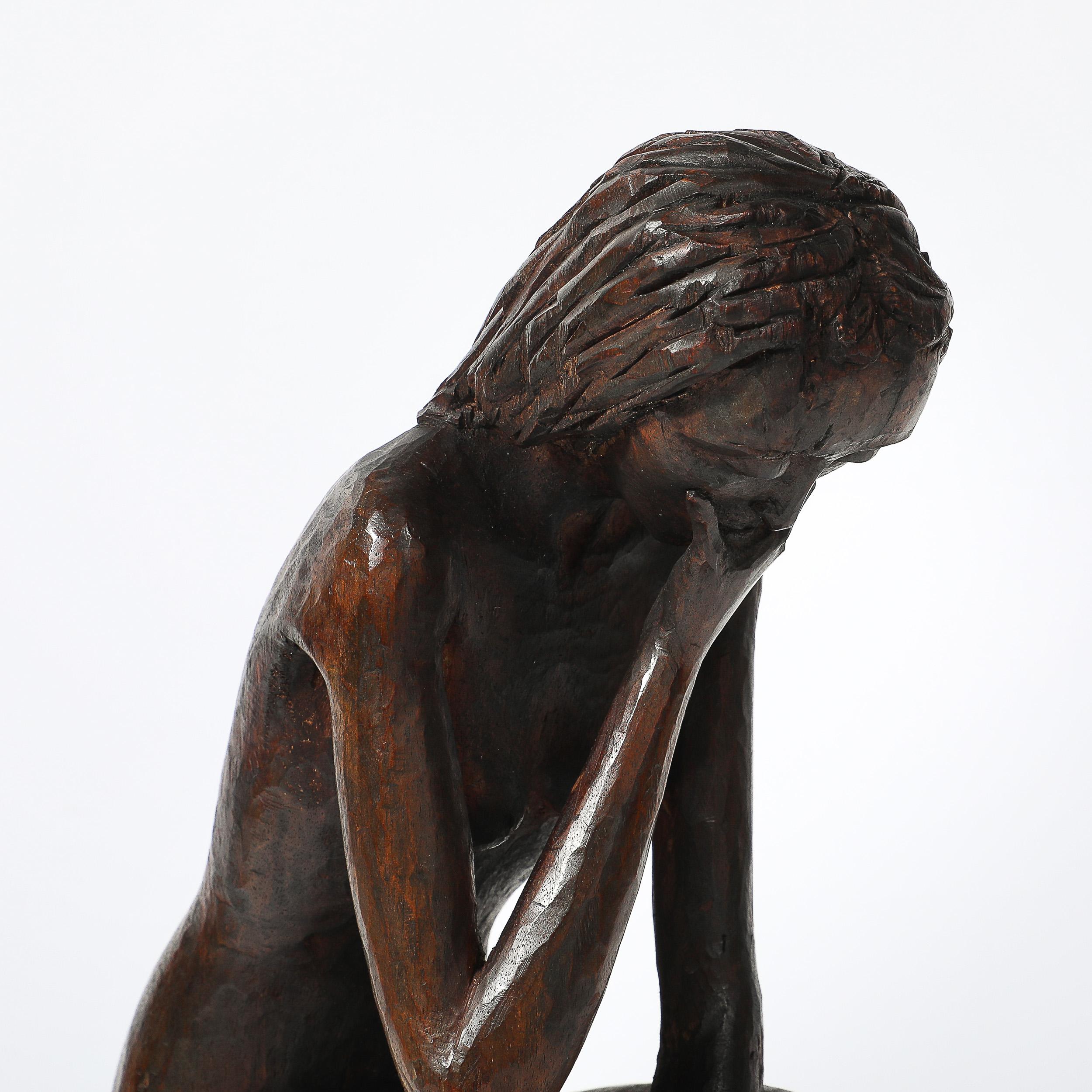 Escultura desnuda femenina sentada tallada a mano de mediados de siglo en nogal firmada Aldo Calo en venta 4
