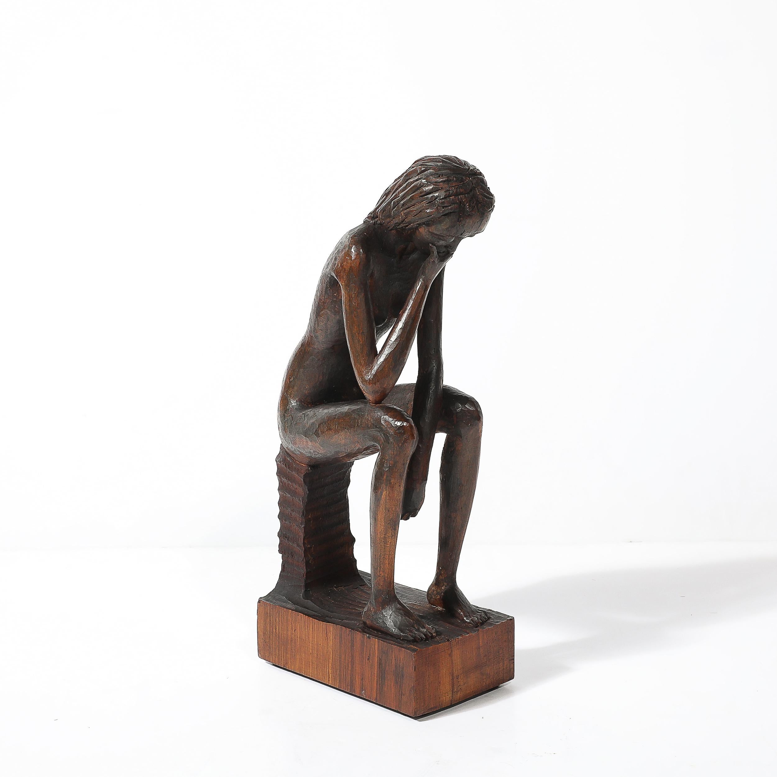 Esta escultura modernista de mediados de siglo de desnudo femenino sentado, tallada a mano en madera de nogal y firmada por Aldo Calo (n. 1910) es originaria de Italia y data de 1968. Brillante pieza tallada, esta escultura presenta una figura