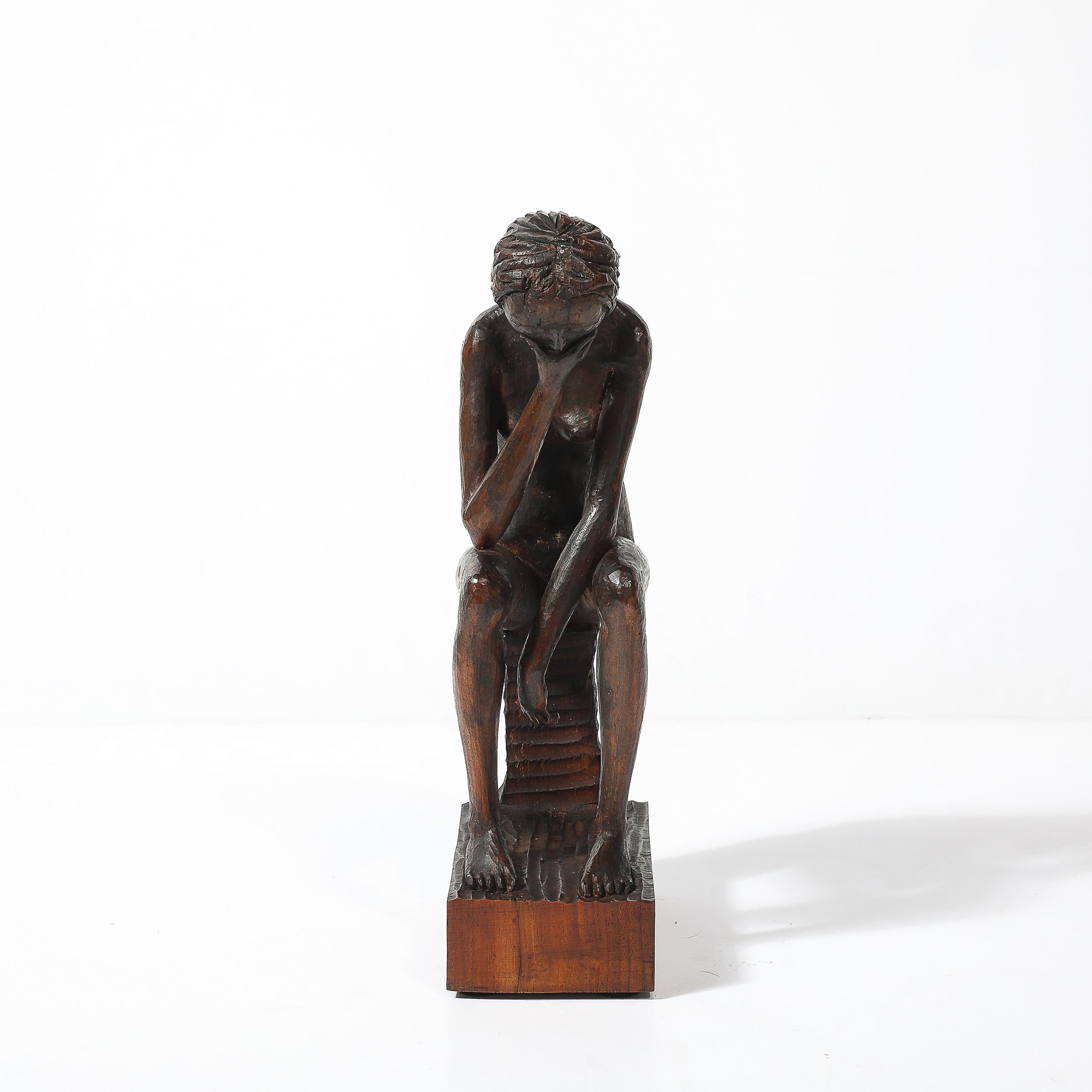 Escultura desnuda femenina sentada tallada a mano de mediados de siglo en nogal firmada Aldo Calo Moderno de mediados de siglo en venta