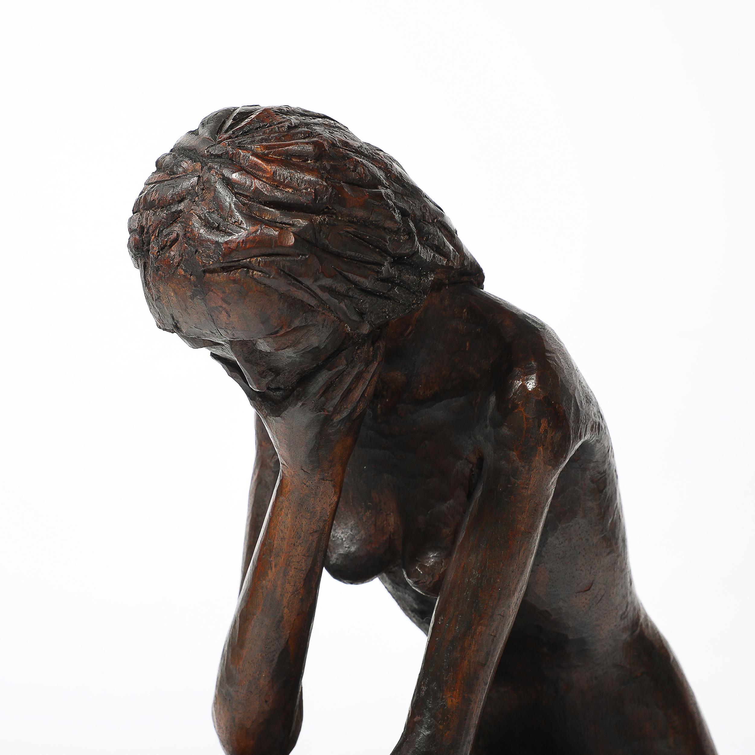 Escultura desnuda femenina sentada tallada a mano de mediados de siglo en nogal firmada Aldo Calo Italiano en venta