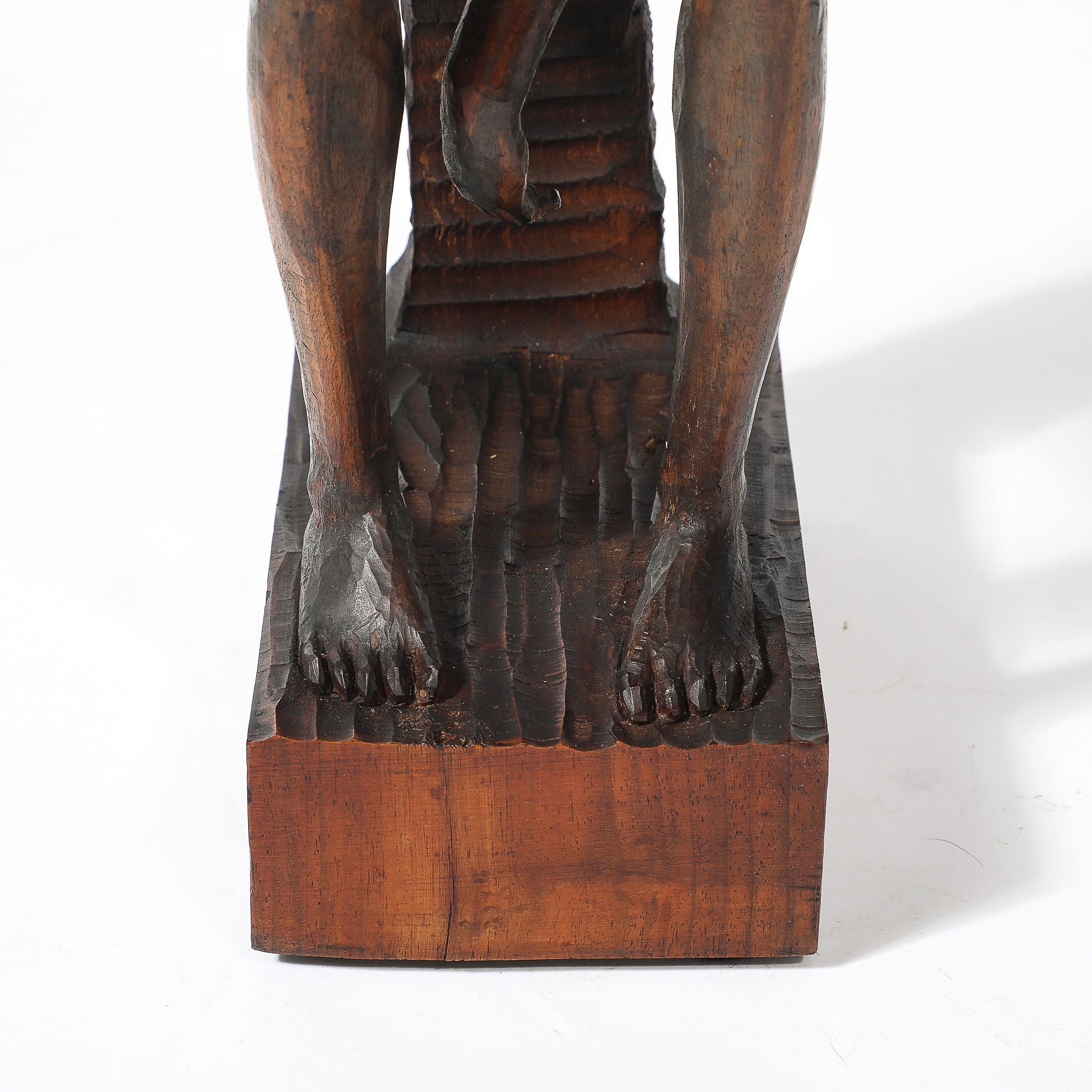 Escultura desnuda femenina sentada tallada a mano de mediados de siglo en nogal firmada Aldo Calo Tallado a mano en venta