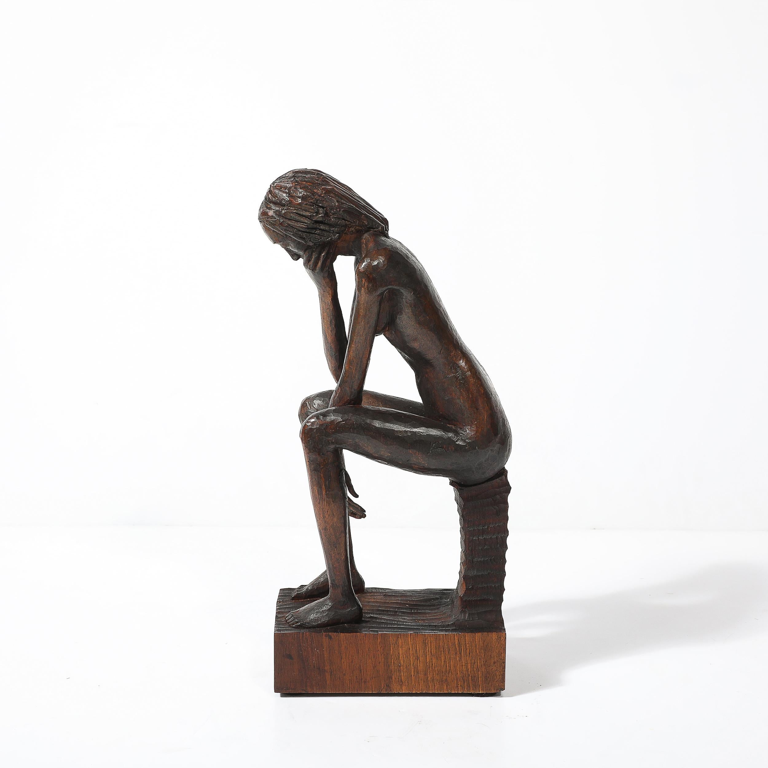 Escultura desnuda femenina sentada tallada a mano de mediados de siglo en nogal firmada Aldo Calo en Excelente estado para la venta en New York, NY