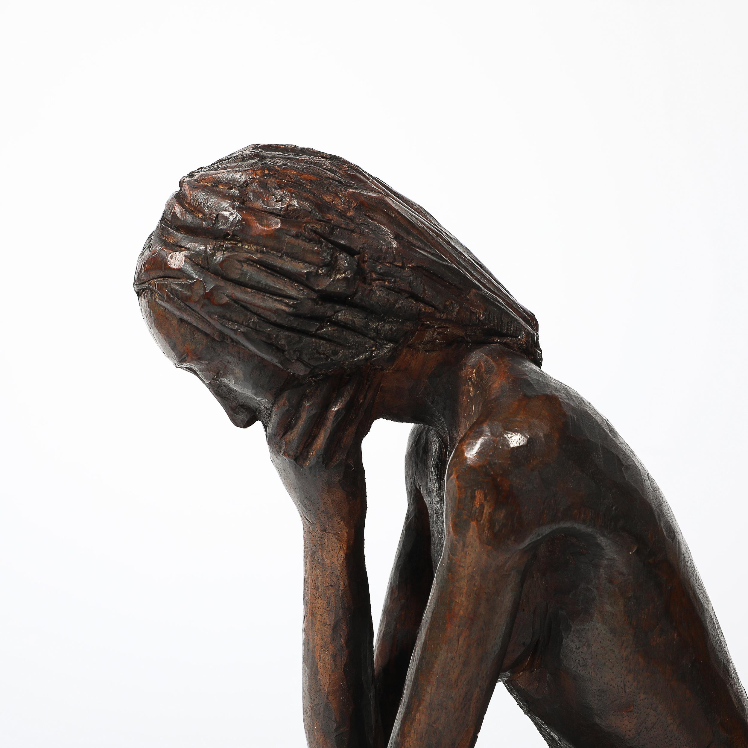 Escultura desnuda femenina sentada tallada a mano de mediados de siglo en nogal firmada Aldo Calo mediados del siglo XX en venta