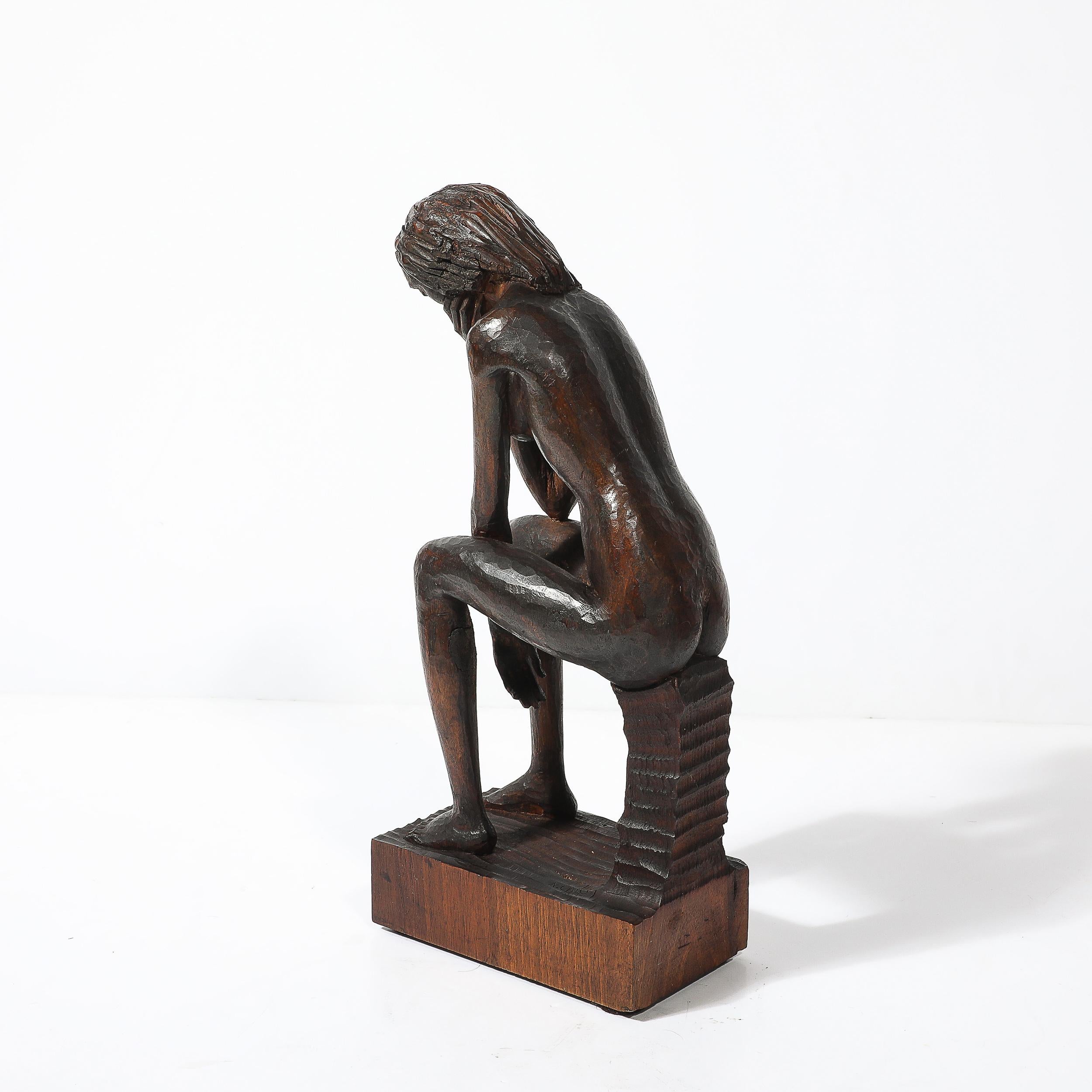 Escultura desnuda femenina sentada tallada a mano de mediados de siglo en nogal firmada Aldo Calo Madera en venta