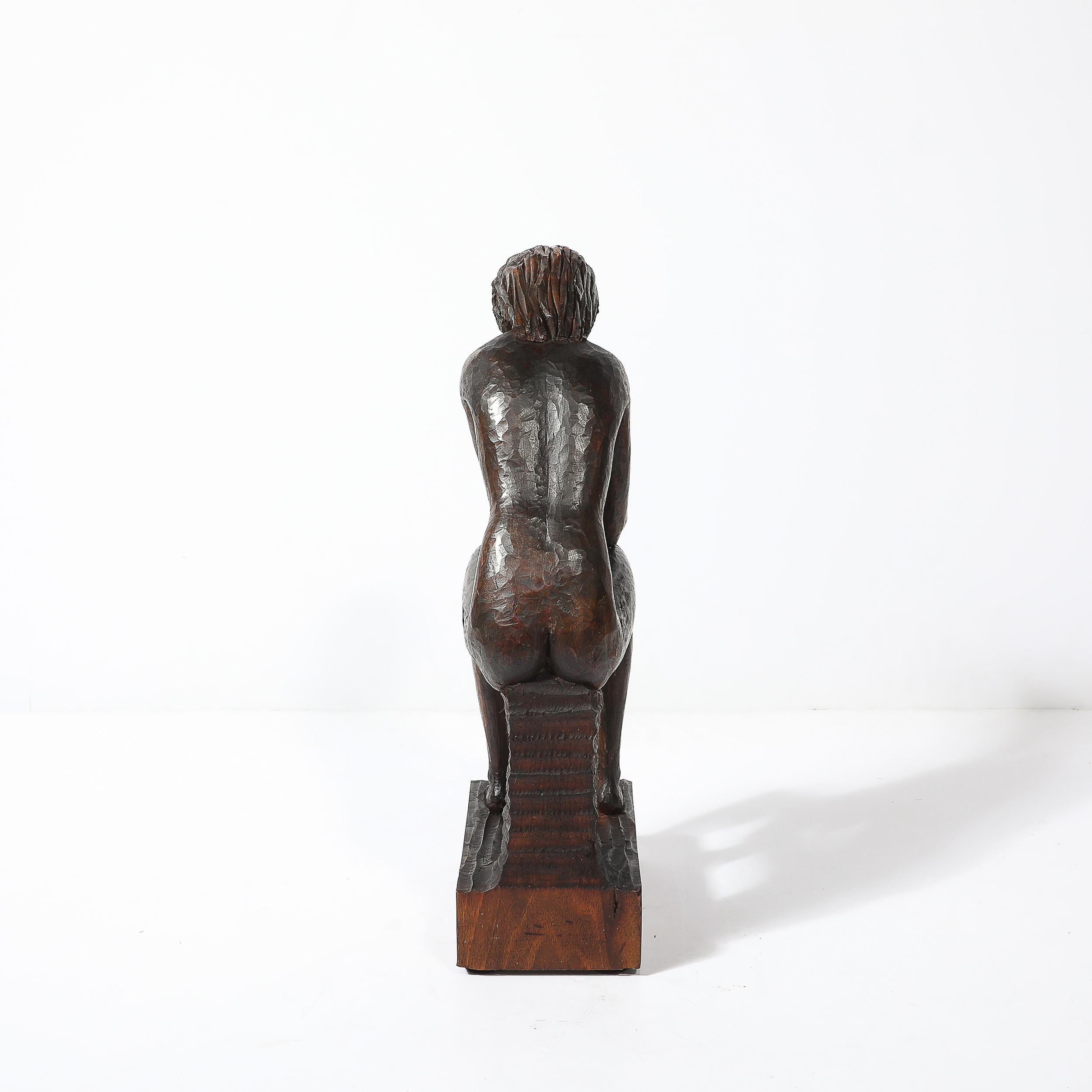 Escultura desnuda femenina sentada tallada a mano de mediados de siglo en nogal firmada Aldo Calo en venta 1