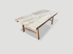 Table basse en bois de teck sculpté à la main du milieu du siècle par Andrianna Shamaris